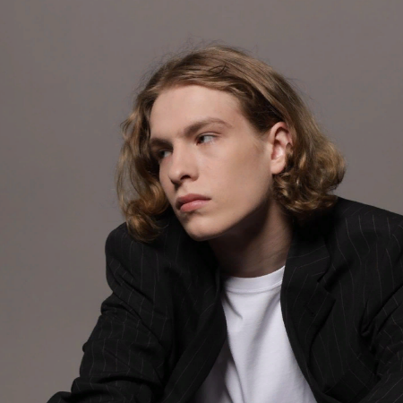 Уверенные мужчины модели для создания запоминающихся образов.