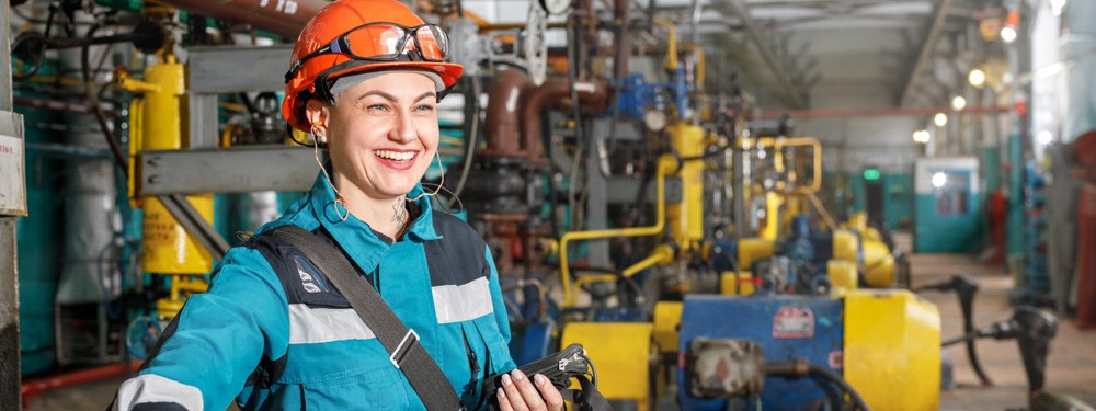 Промышленная фотосъемка на предприятии. Индустриальный портрет девушки