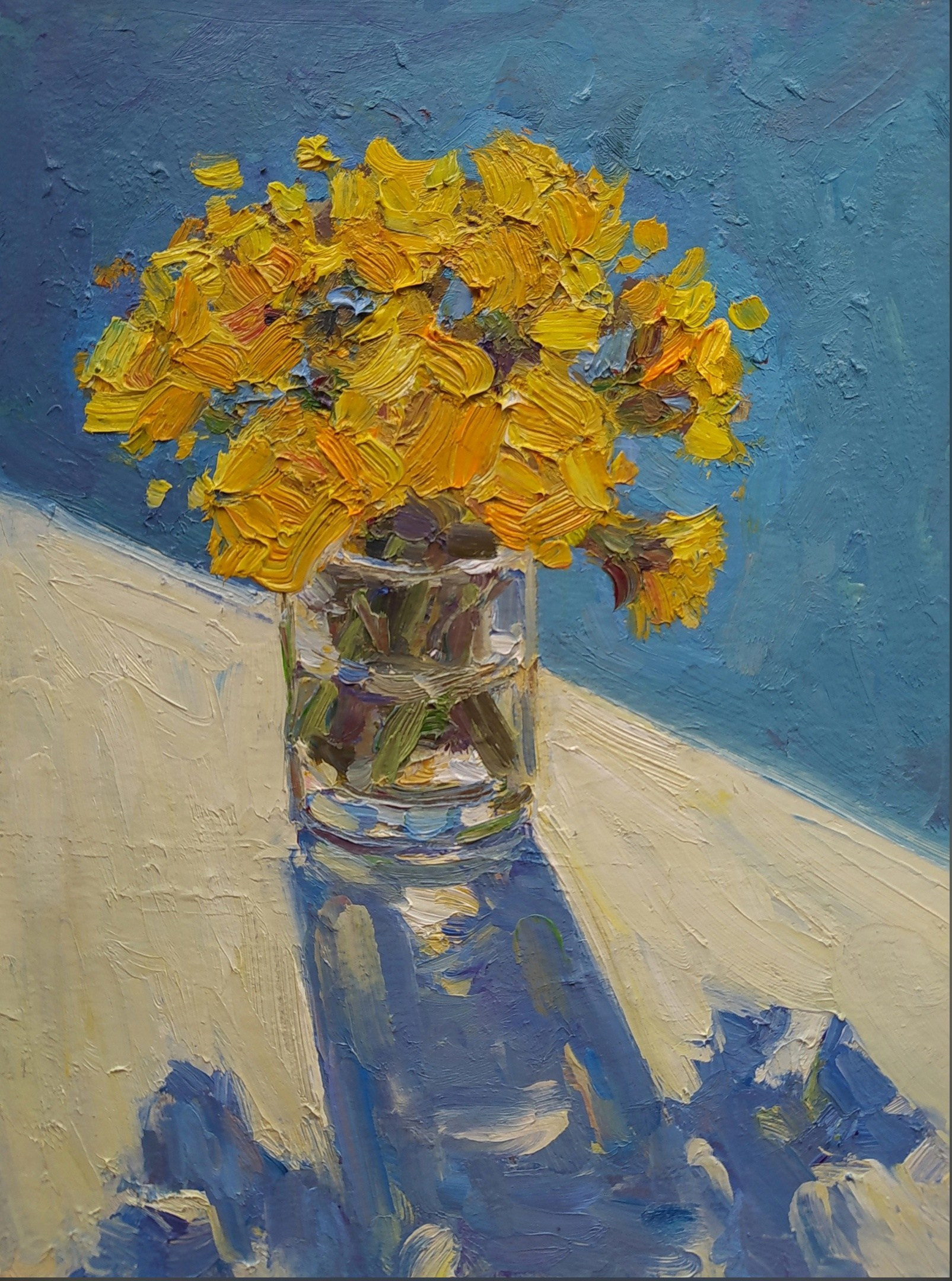 Картина маслом - Первый цветы мать-и-мачеха в стакане букет