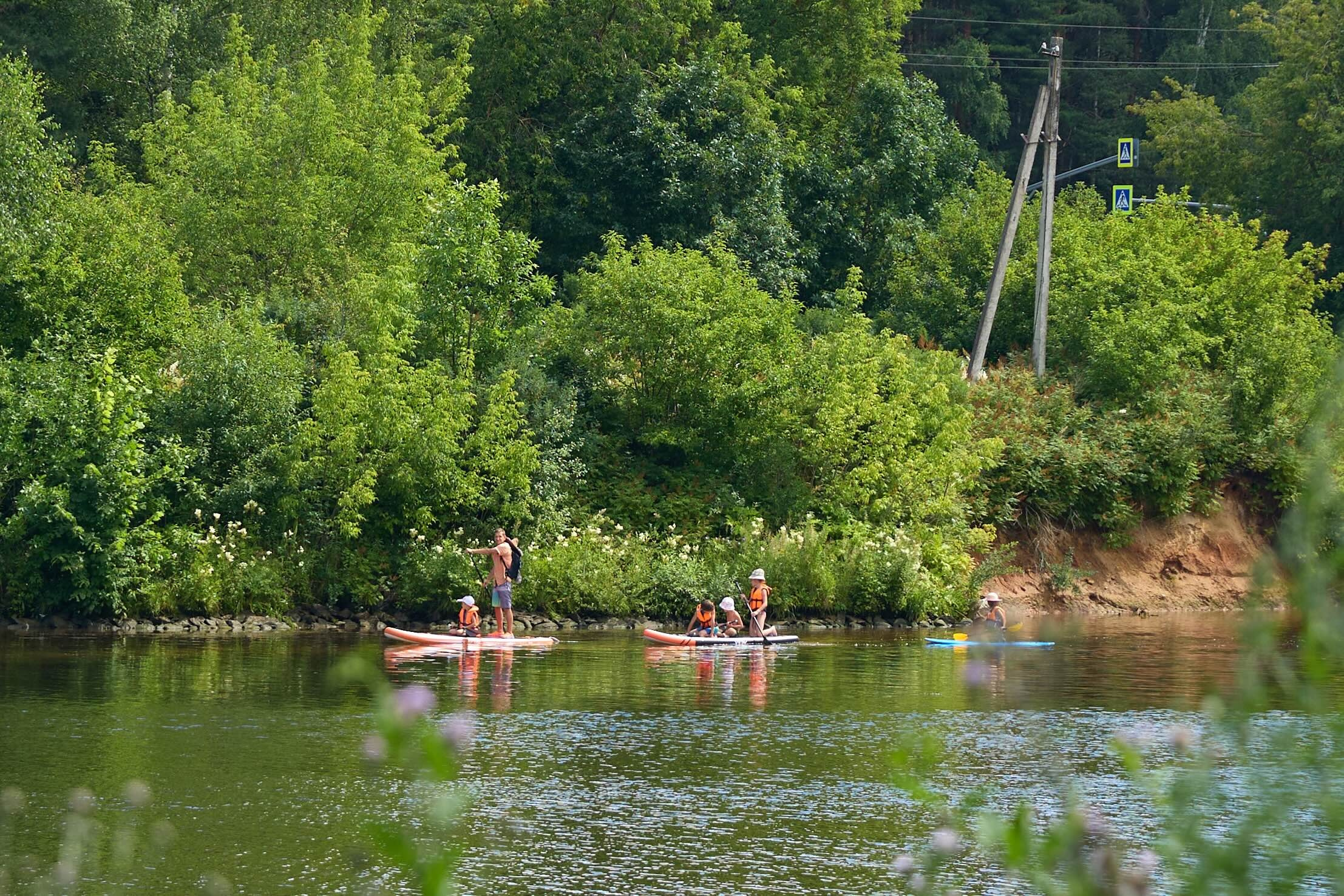 САП-заплыв в деревне: Семейная летняя фотосессия с живыми эмоциями | Magnifico Photo