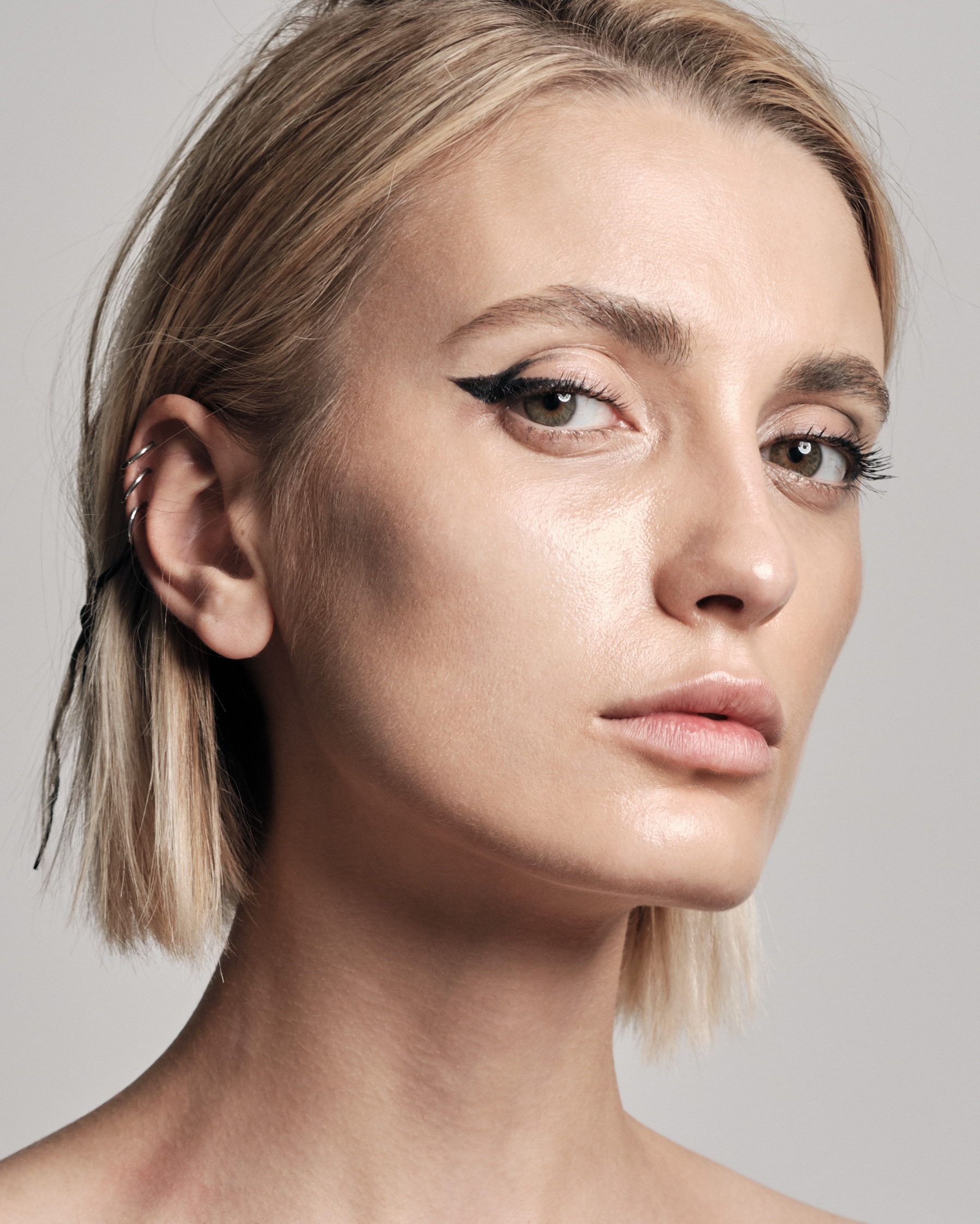 Профессиональный ретушер Анна Баранова. Девушка с чистой идеальной кожей.