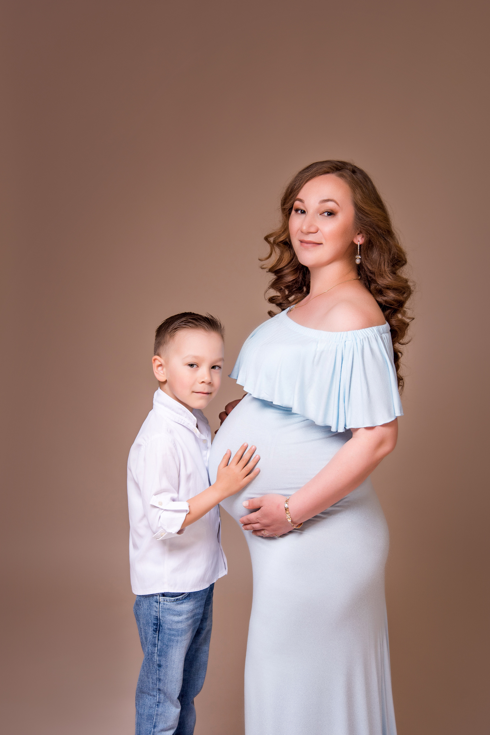 беременная мама с сыном