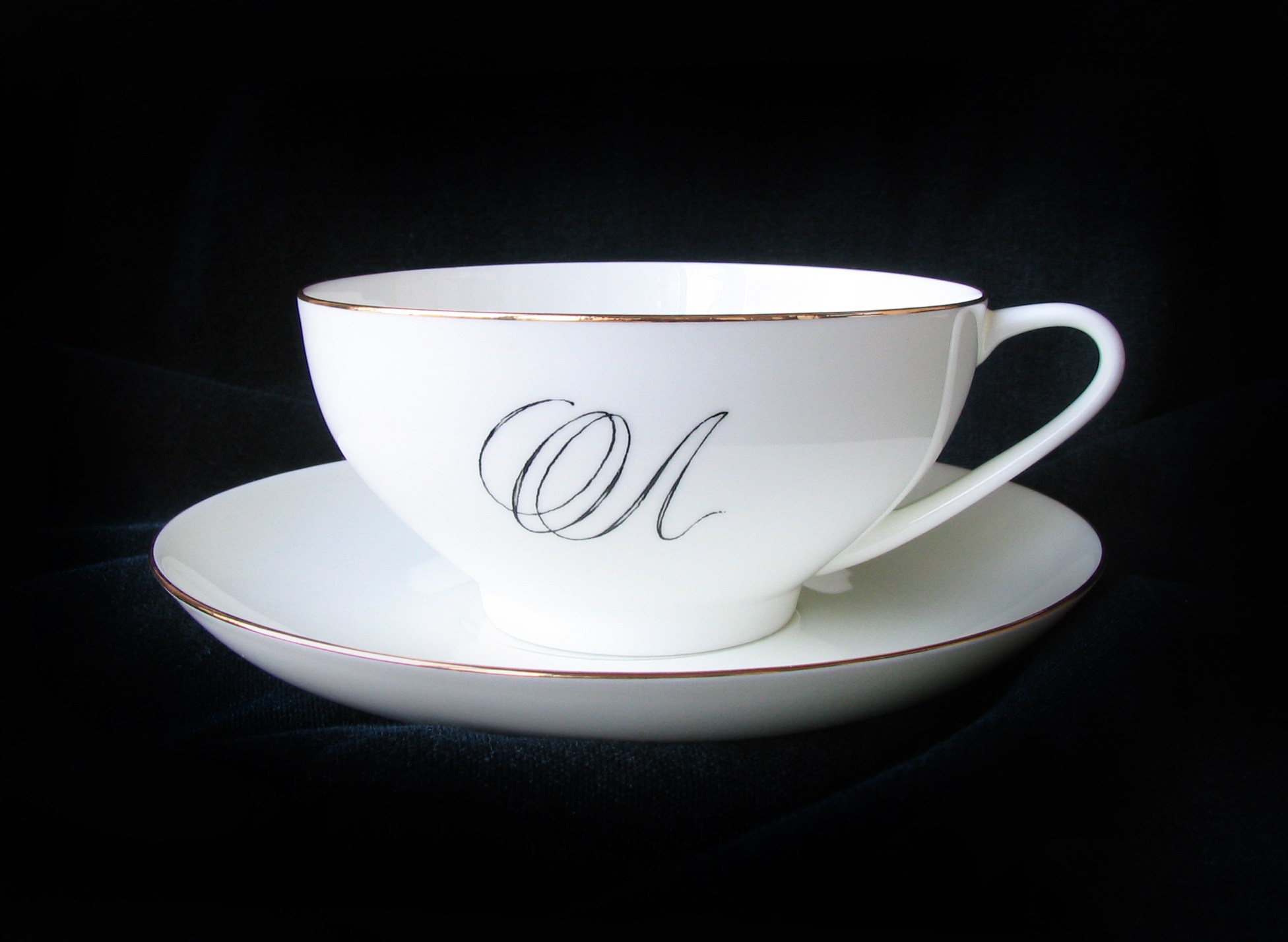 Монограмма на чашке. Костяной фарфор ИФЗ. Роспись фарфора в Санкт-Петербурге.