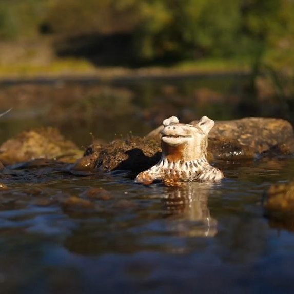Сегодня — повод вспомнить, как богата и многогранна наша культура, как глубоки её корни и сколько силы, смысла и красоты в том, что мы делаем своими руками.Мы в Мстинской Гончарне бережно продолжаем керамические традиции, уходящие в глубокую древность. Используем местную глину, дровяной обжиг и ручной труд, чтобы создавать не просто формы — а керамику с характером, историей и душой.Поздравляем всех, кто хранит, развивает и переосмысляет русское ремесло, искусство и самобытность.Пусть этот день станет поводом для вдохновения и гордости.А на фото — наши духовые медведи. Немного дикие, слегка задумчивые — но свои.Настоящий символ, только из печи.