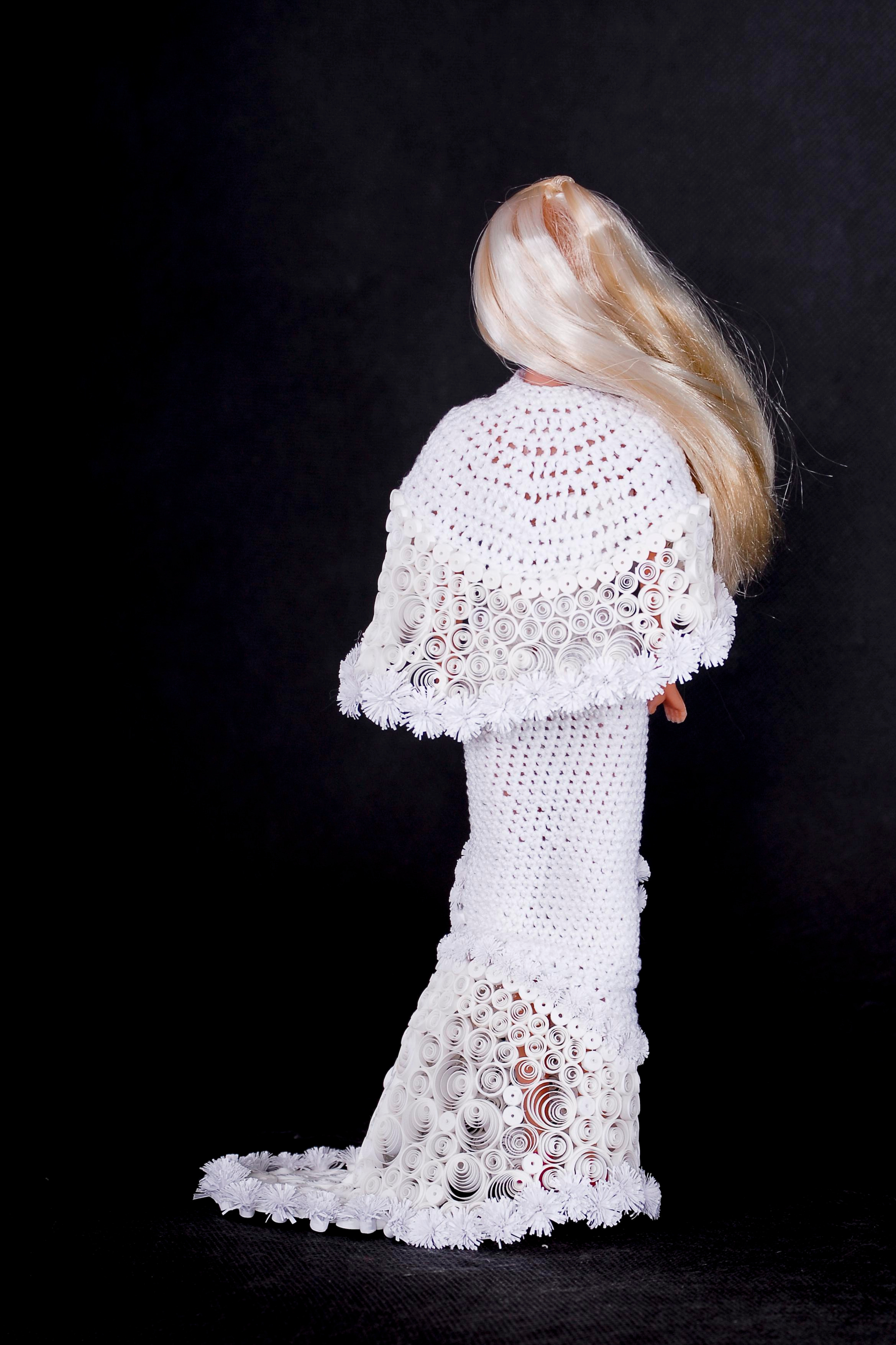 кукла барби в белом платье ручной работы вид сзади фото-контент для мастера квилинга