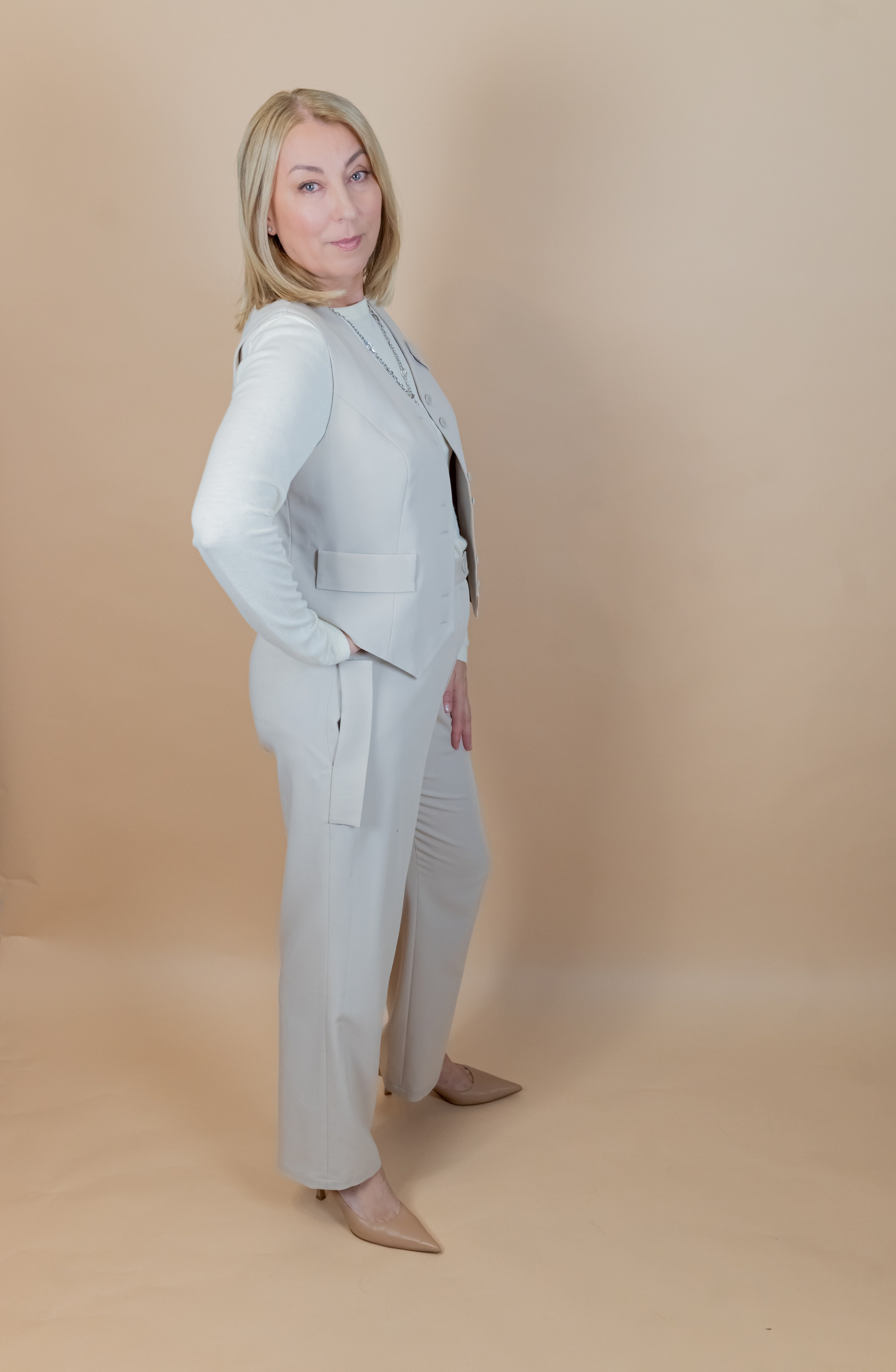 Контент-съемка для маркетплейсов, showcasing различных продуктов в студии.