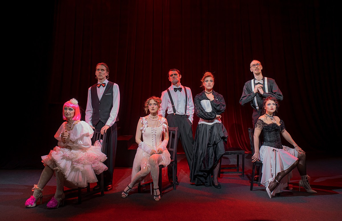 В театре «Дом Актера» состоялась премьера спектакля «Слухи» режиссера Алисы Девятовой. Журнал о самом особенном. Пермь и Пермский край