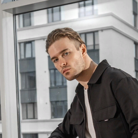 Мужчины модели, готовые подчеркнуть уникальность вашего продукта.