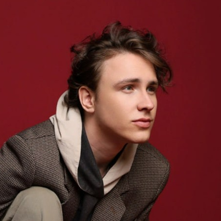 Стильные мужчины модели для динамичных рекламных кампаний.