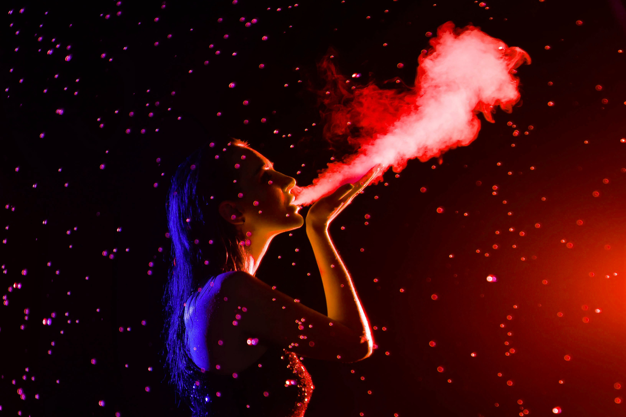 творческая фотосессия с дымом, брызгами воды и цветным светом, красный и синий цвет