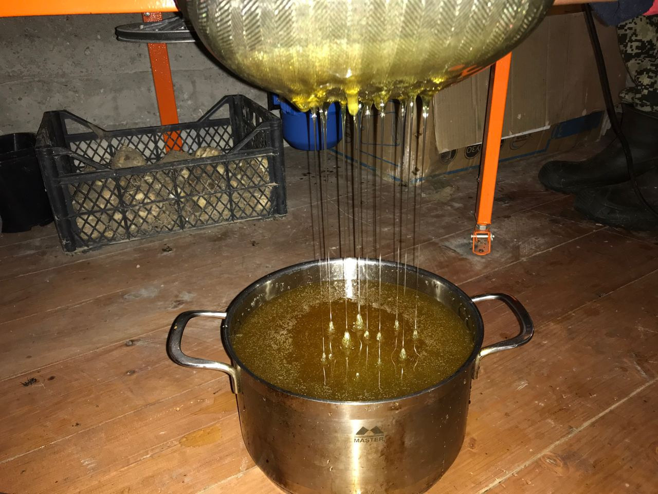 Пасека экофермы и работы на ней. Эко отдых в Подмосковье в эко-отеле Марии Гиппенрейтер