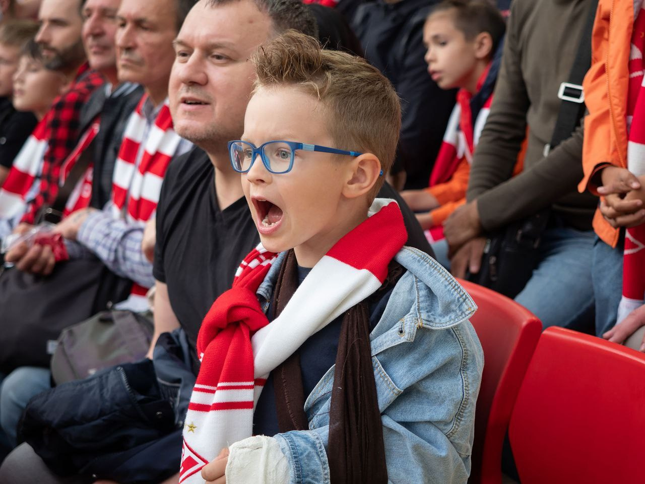Фотография мальчика в очках и шарфе на футбольном матче в Москве