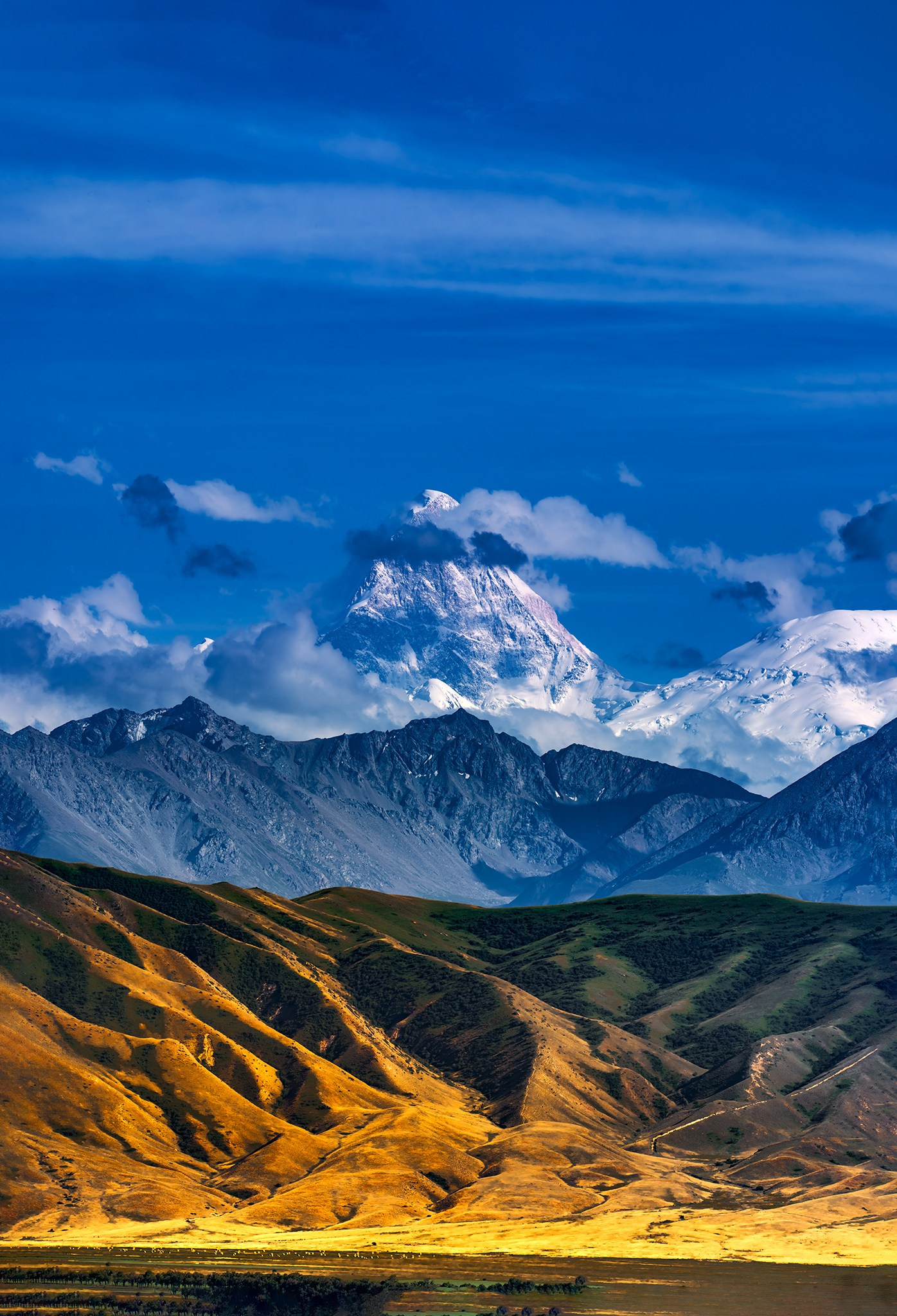 SKYLINE ART SPACE. Картины о красоте, культурных ценностях и традициях Казахстана