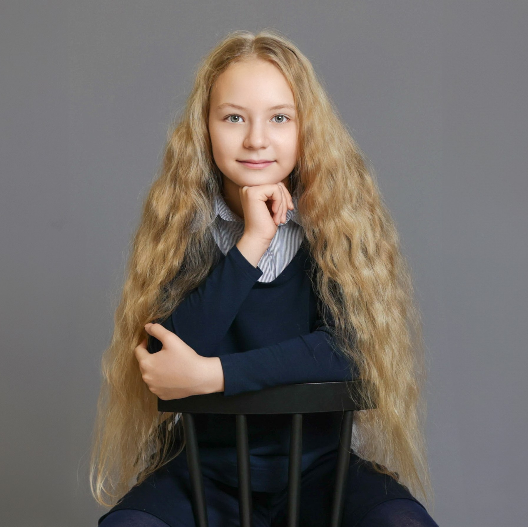 Школьный портрет мальчика в очках на фоне политической карты мира.