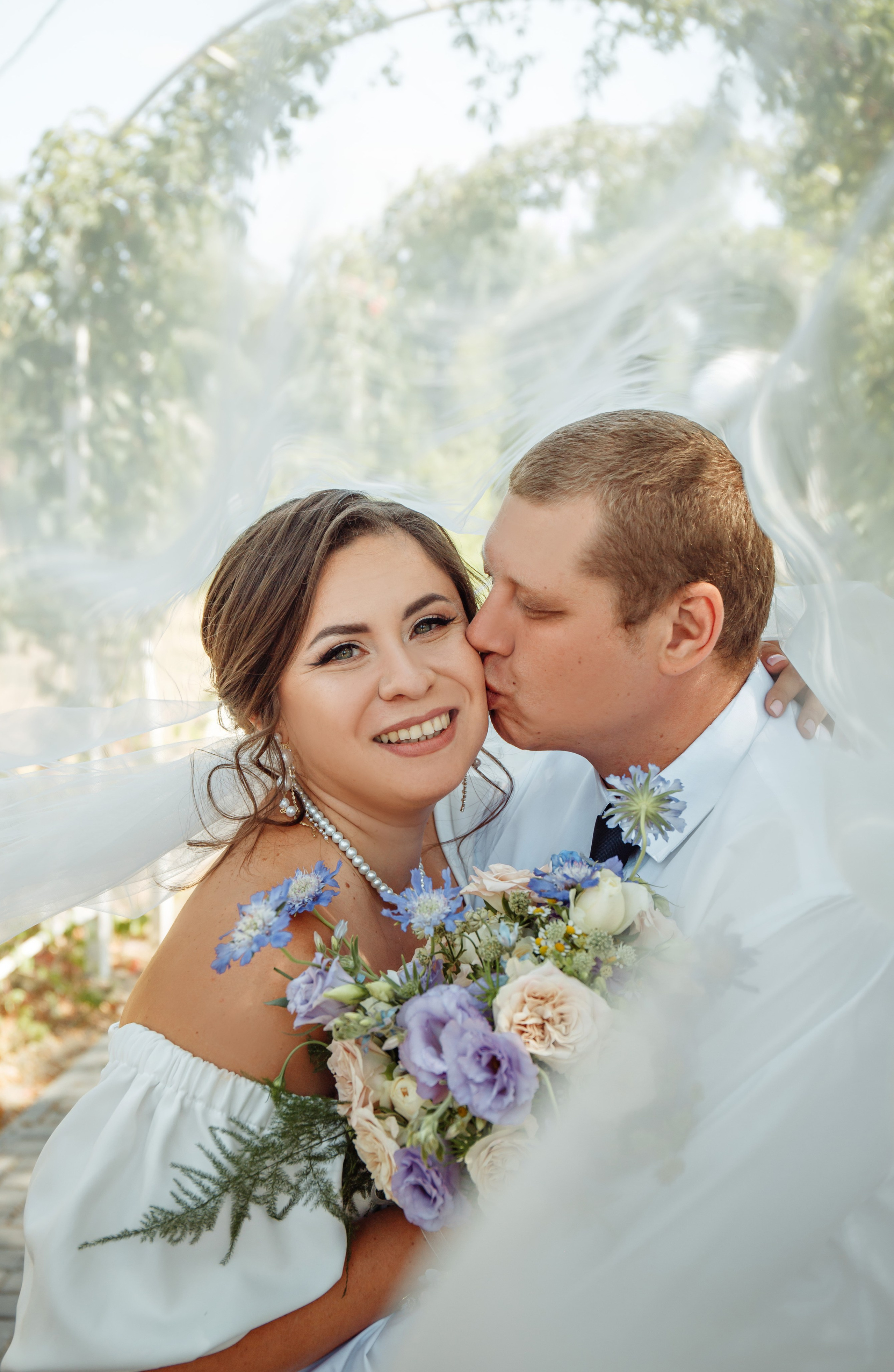 Свадьба. жених невеста свадебная фотосессия торжество букет укладка макияж