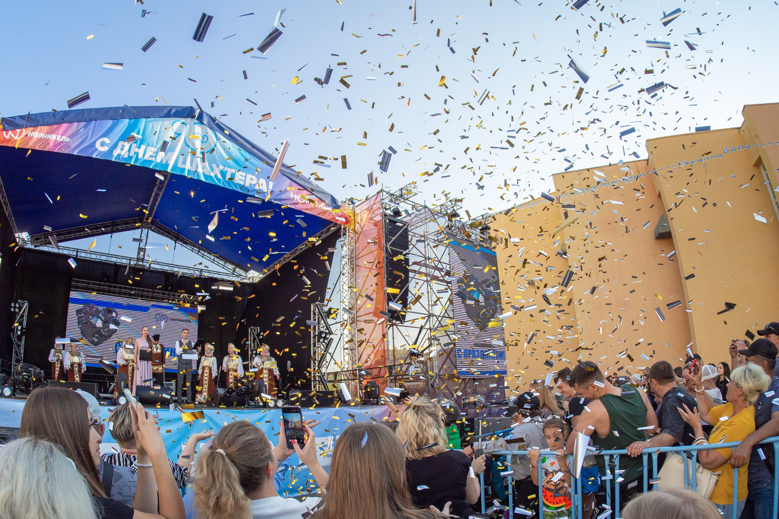 Фото с разных культурно-массовых мероприятий в Талнахе, рудной столице России.