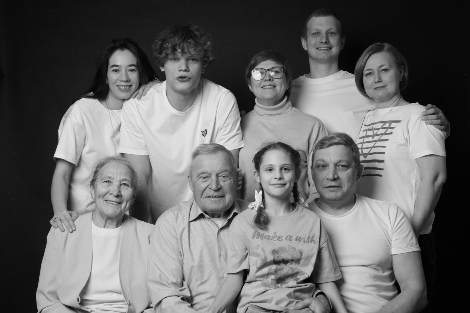 Семейные фотографии: как сохранить историю поколений в одном кадре. YourSelf.photostudio | автопортретная фотостудия ТОЛЬЯТТИ