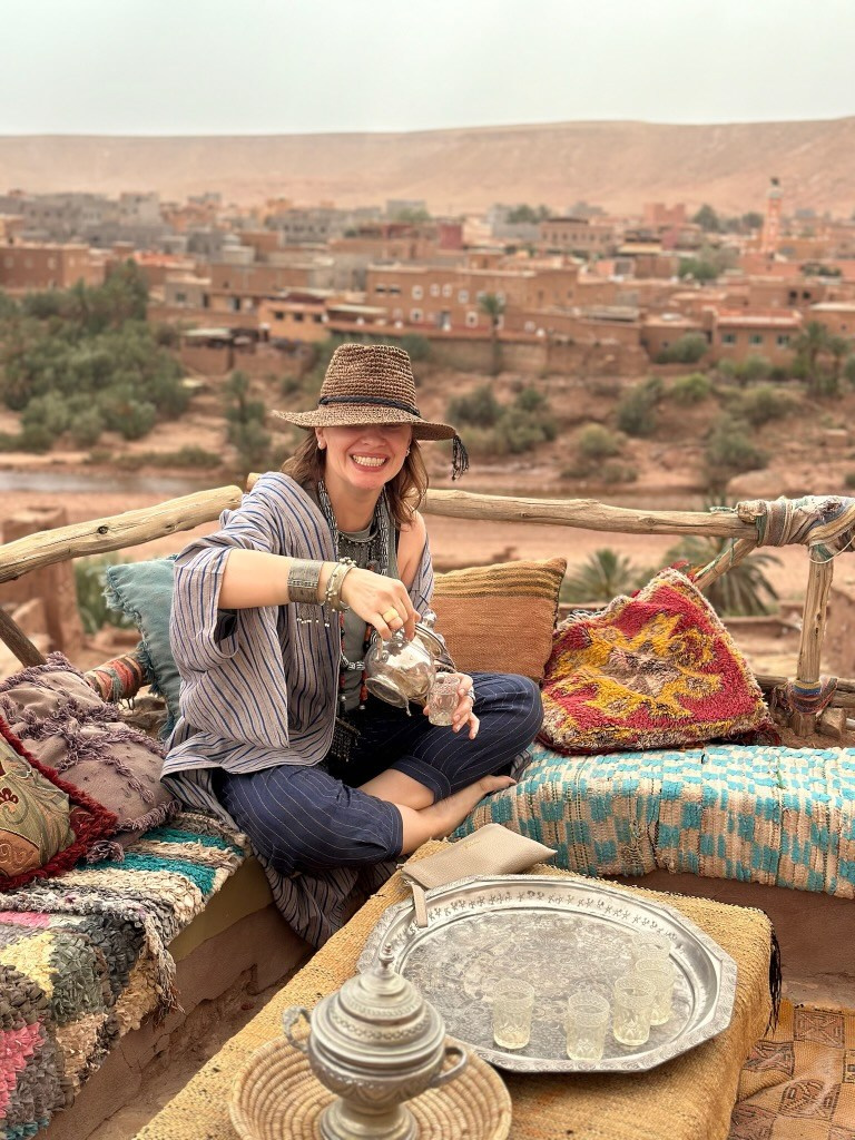 марокканский мятный чай на террасе вид на Айн-Бен-Хадду