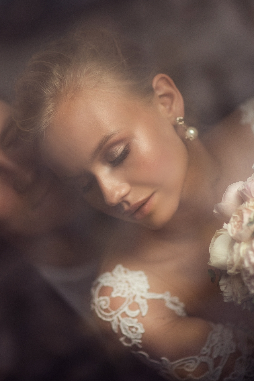 Портрет невесты с букетом и жениха через окно, красивая фотосессия