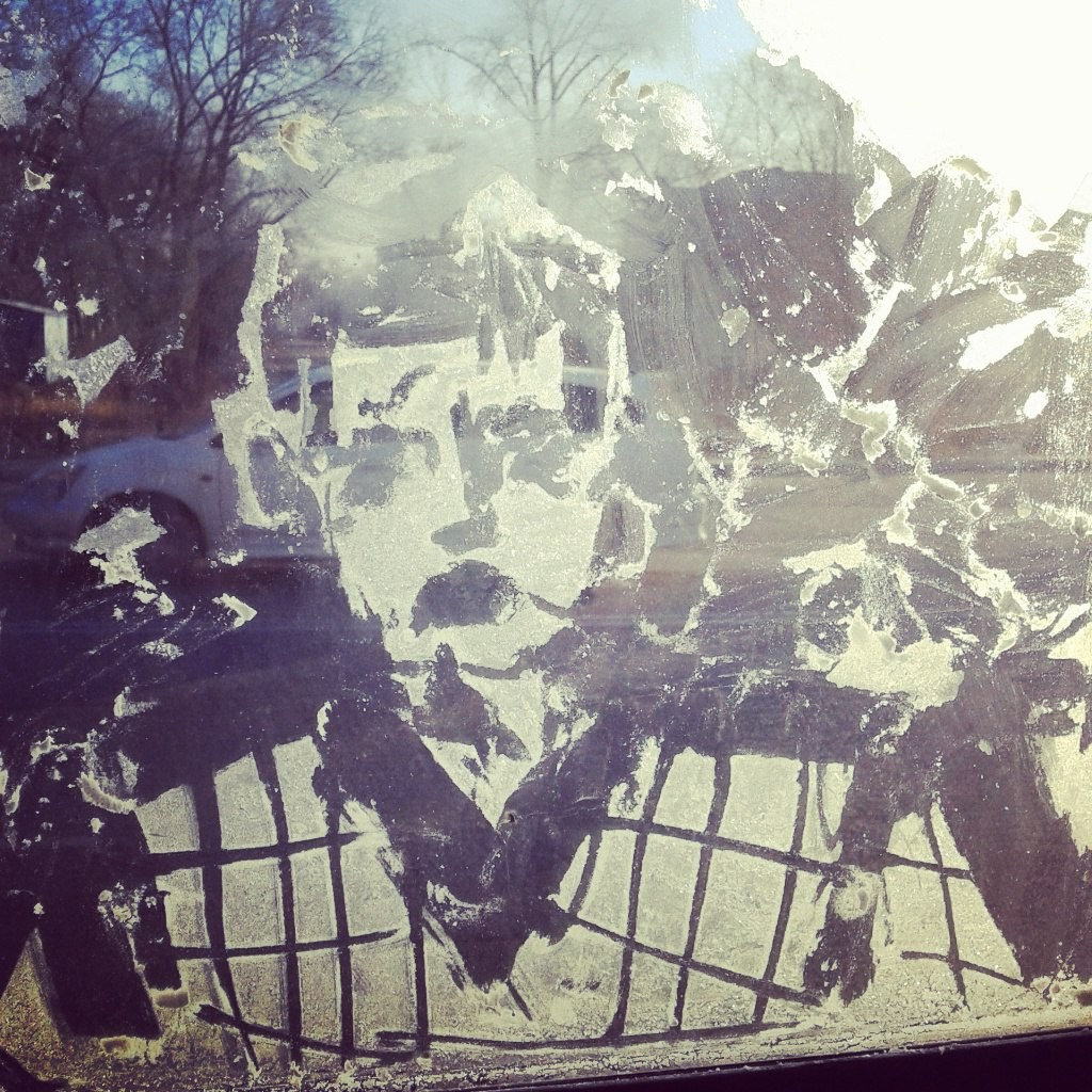 Рисункинаокнахавтобуса. Художник Рыбак Николай