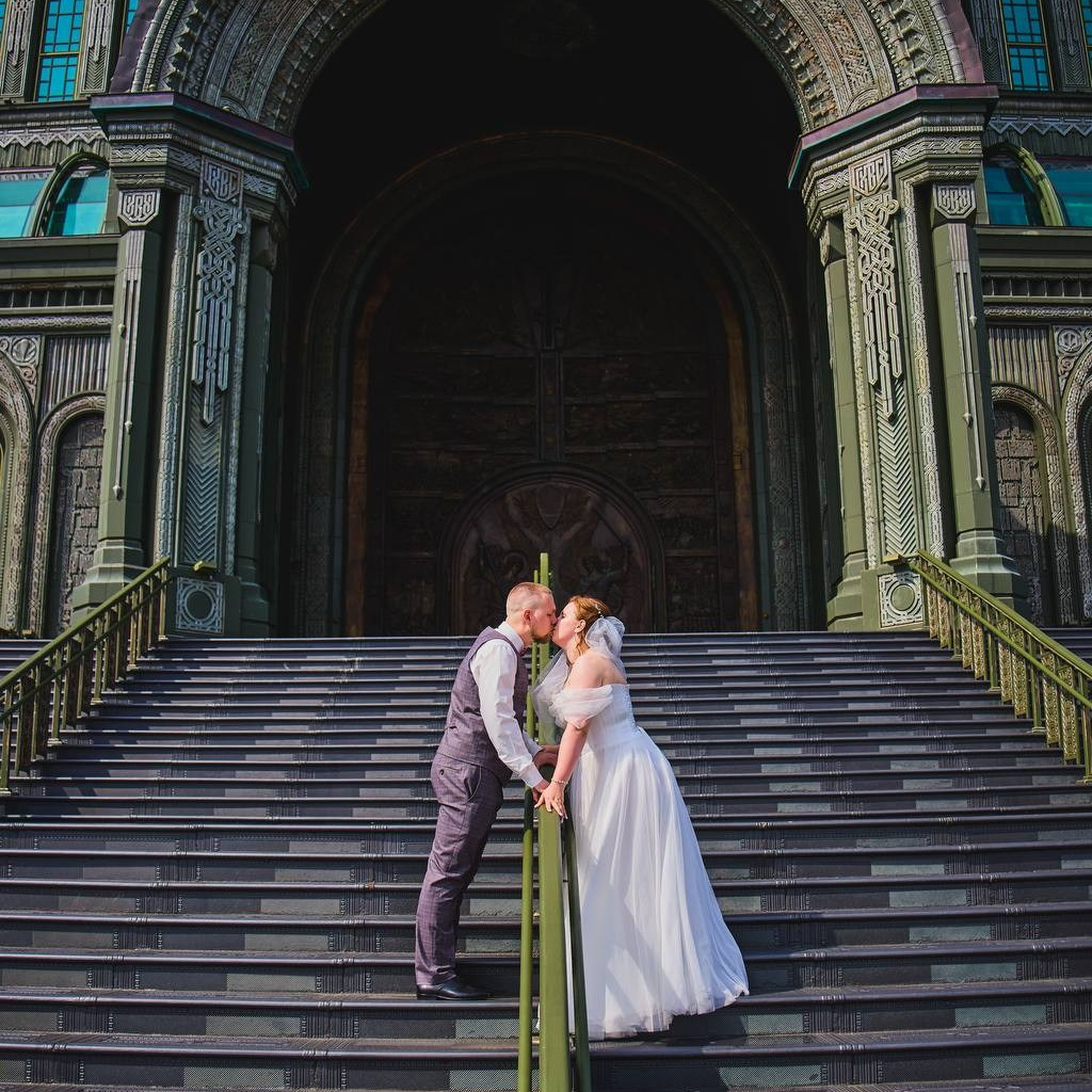 День свадьбы и поцелуй на лестнице храма ВС РФ