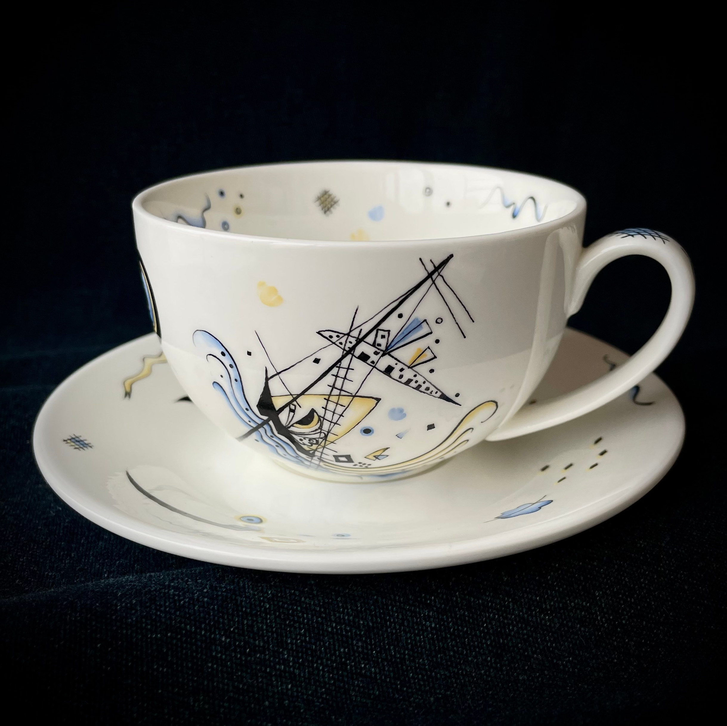 Чайная пара «Василий Кандинский. Морское сражение». Роспись фарфора в Санкт-Петербурге.