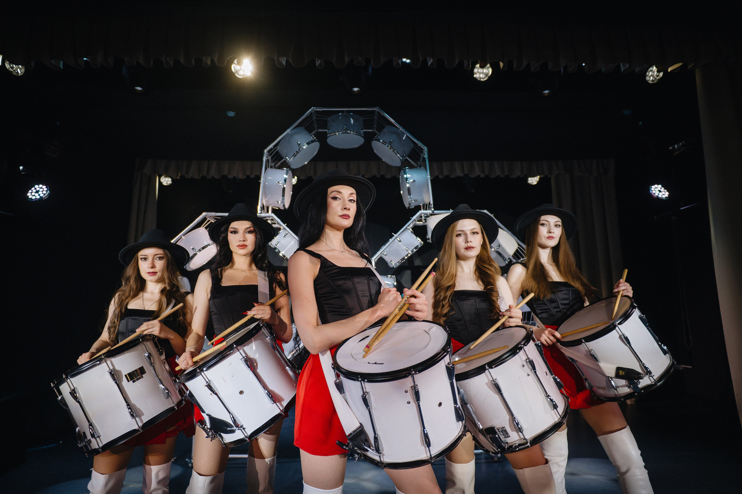 Форматы работ Just Girls. Just Brass