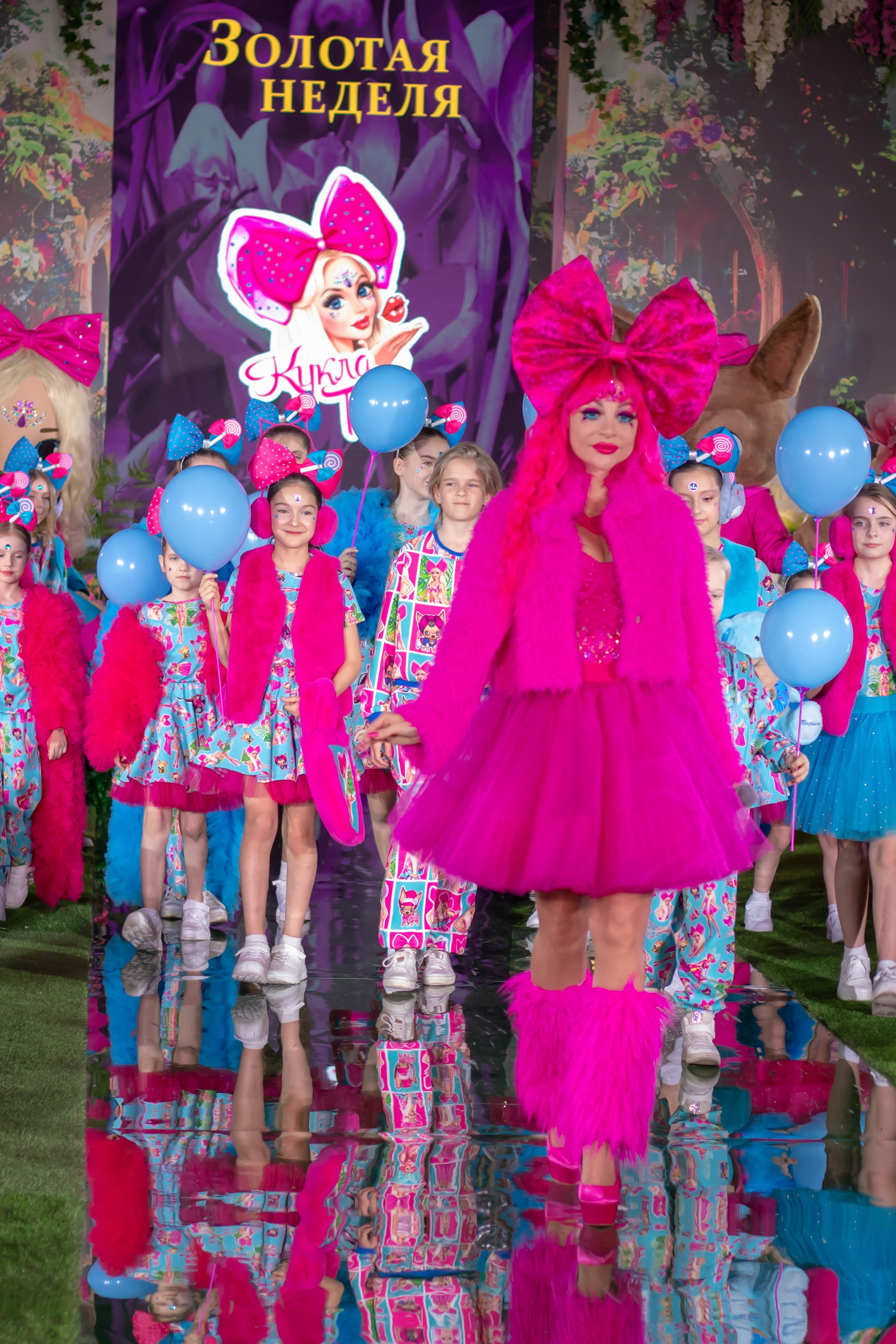 Детский подиумный образ в ярком костюме — Золотая неделя моды — фотограф Карасёва Елена