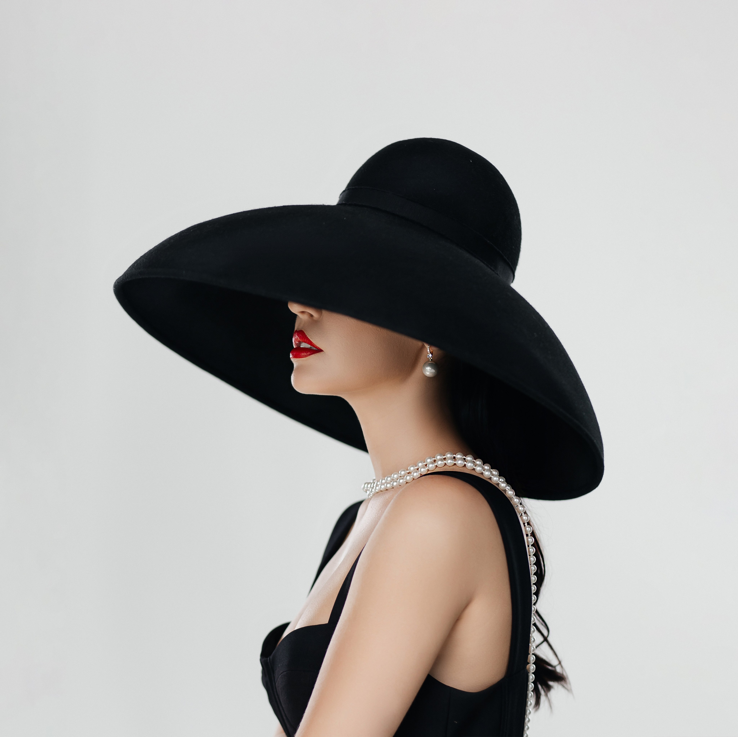 фотосессия в Москве. Женский портрет. Фотосессия в элегантном стиле. Диор. Красные губы. Макияж с красными губами. Фотограф Москва. Женский фотограф. фотосессия в красном Москва. Красные губы. Макияж с красными губами. Красные перчатки. Фотосессия Москва. Фотограф. Фотостудия.