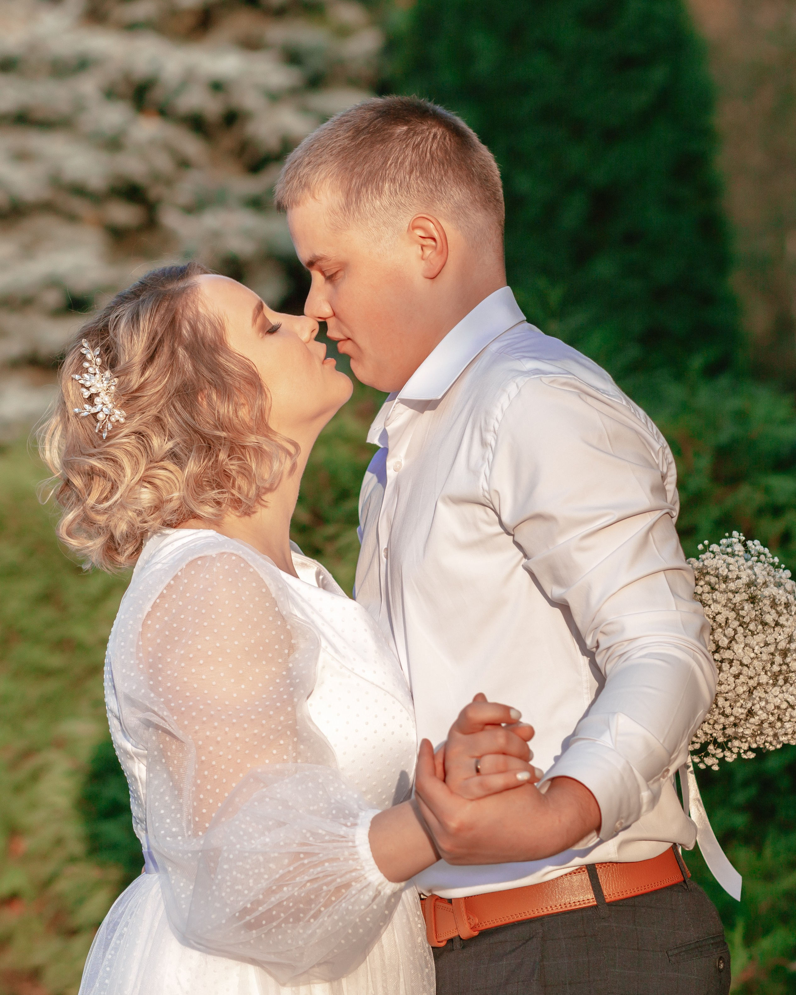 Мальчик на улице с надувным мечом и надувной собачкой