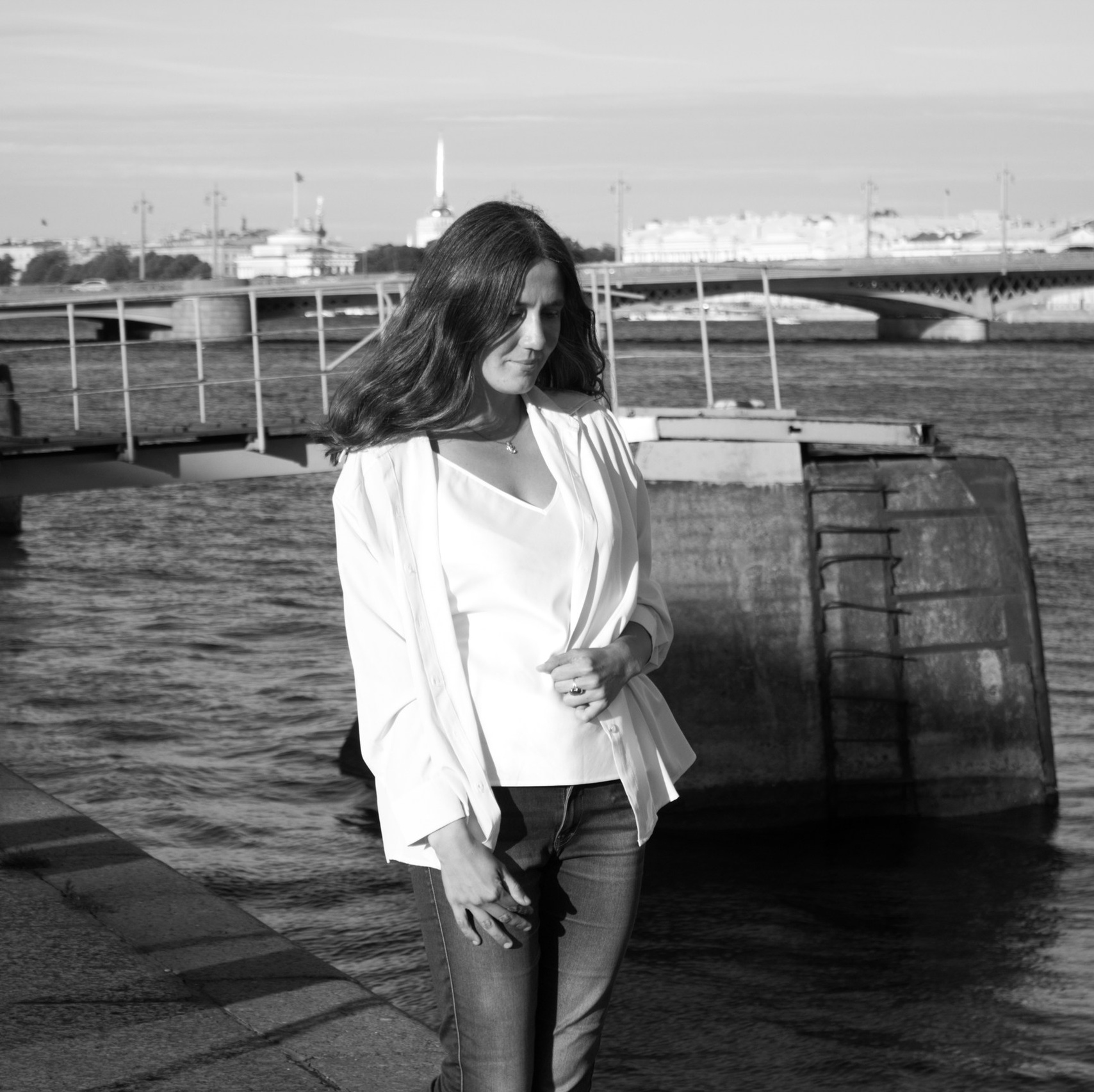 "Романтичная фотосессия пары на фоне Дворцового моста в Санкт-Петербурге.""Индивидуальный портрет на фоне исторической архитектуры Санкт-Петербурга.""Семейная фотосессия в Летнем саду с видом на ухоженные аллеи и скульптуры.""Фотография девушки на набережной реки Фонтанки, окружённой классическими фасадами зданий.""Прогулка у Исаакиевского собора: пара позирует на фоне культового купола.""Атмосферный кадр на мосту через канал Грибоедова с видом на Храм Спаса-на-Крови.""Закатный свет на стрелке Васильевского острова: фотосессия с видом на Ростральные колонны.""Снимок друзей, гуляющих вдоль исторических улиц Санкт-Петербурга.""Элегантный портрет на фоне Зимнего дворца и просторной Дворцовой площади.""Портрет девушки в пальто на фоне узких улочек Питера с мраморными фасадами."