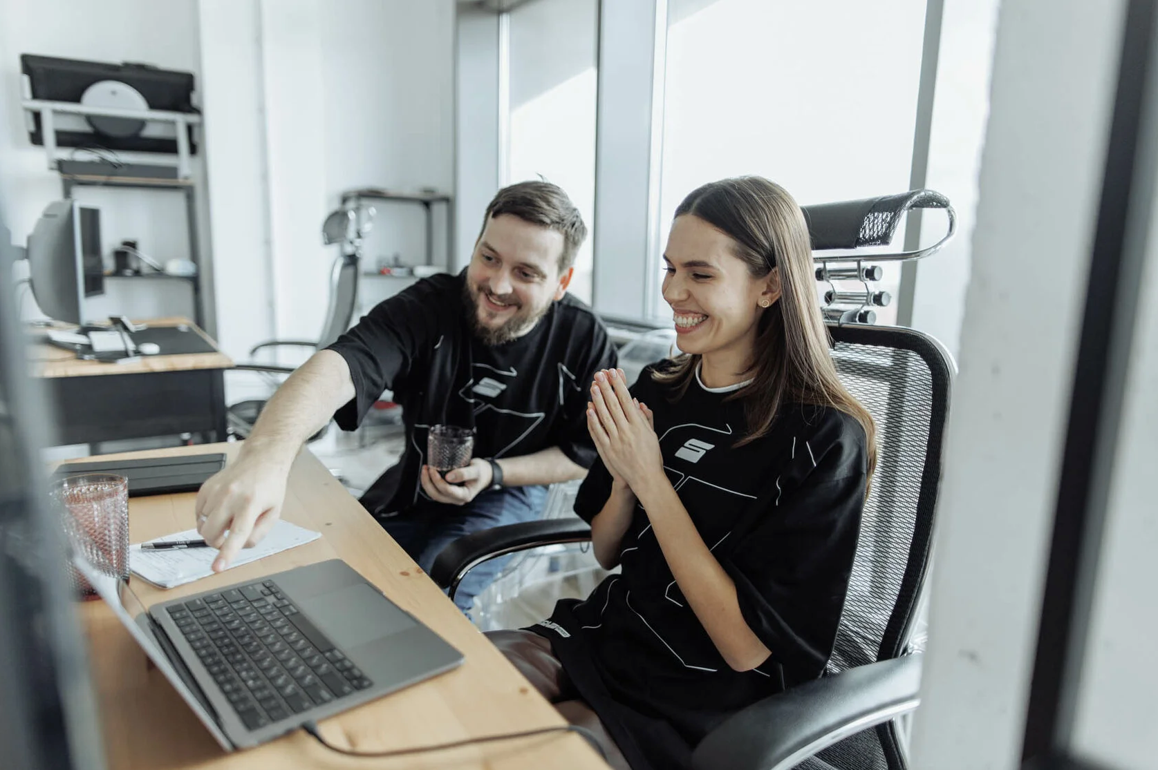 Фотосессия двух сотрудников в процессе работы