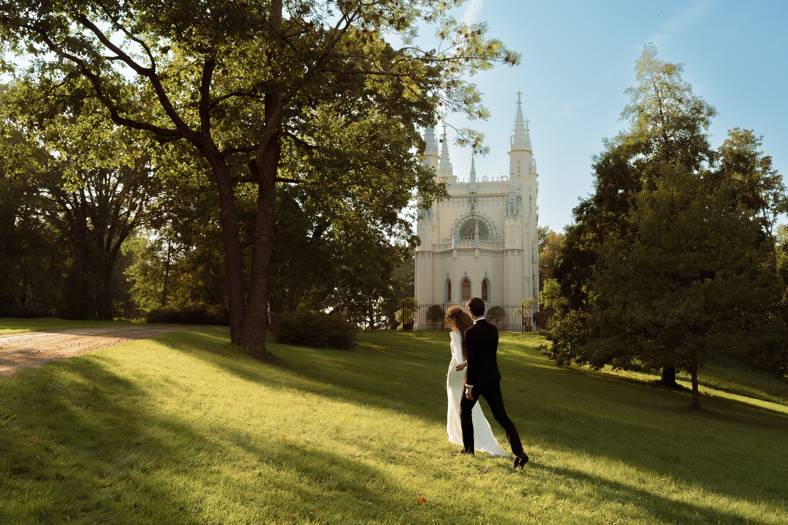 Свадебная прогулка в парке, пара на фоне церкви, летняя съёмка в Петербурге