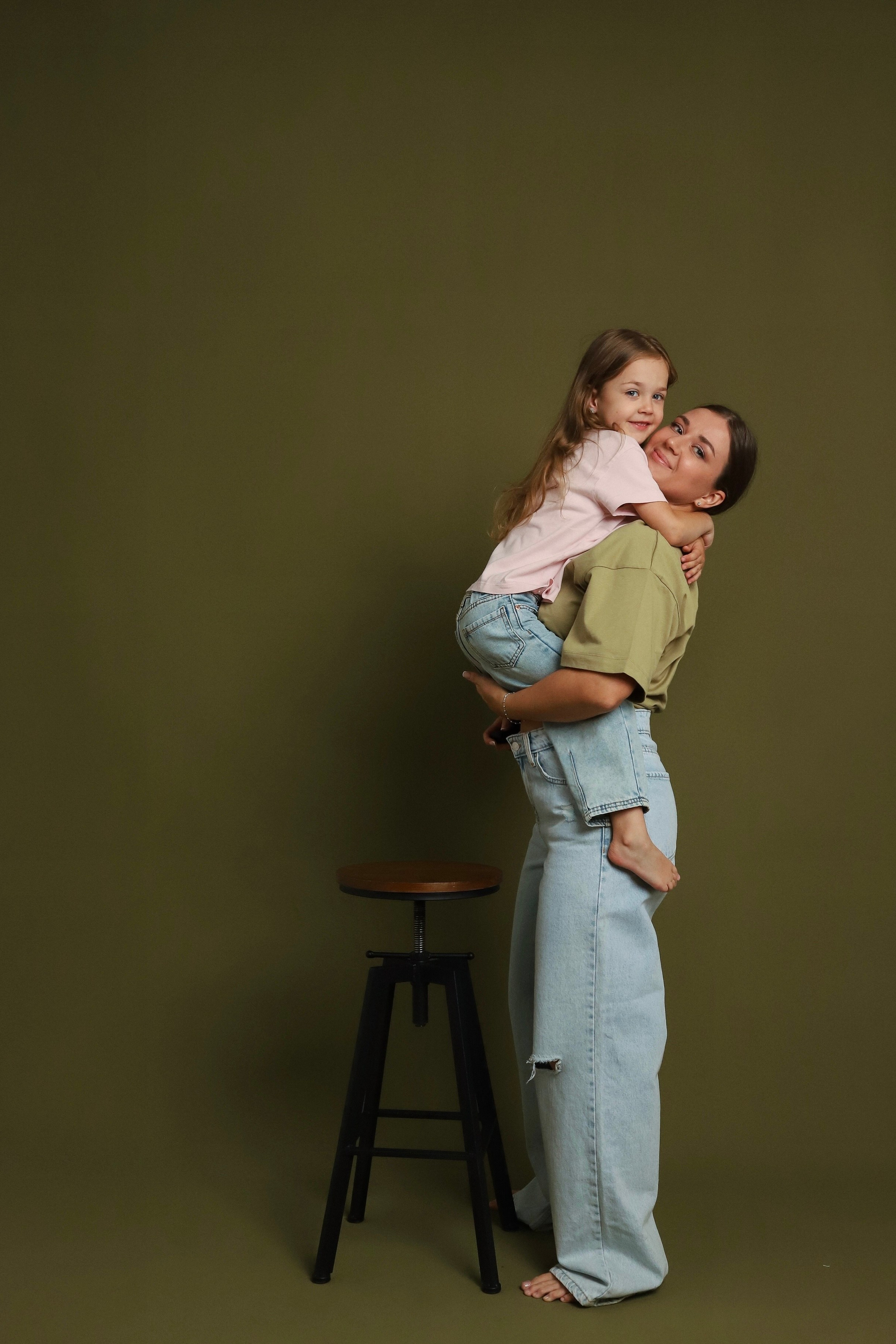 Фон хаки. Снимочная — фотостудия без фотографа