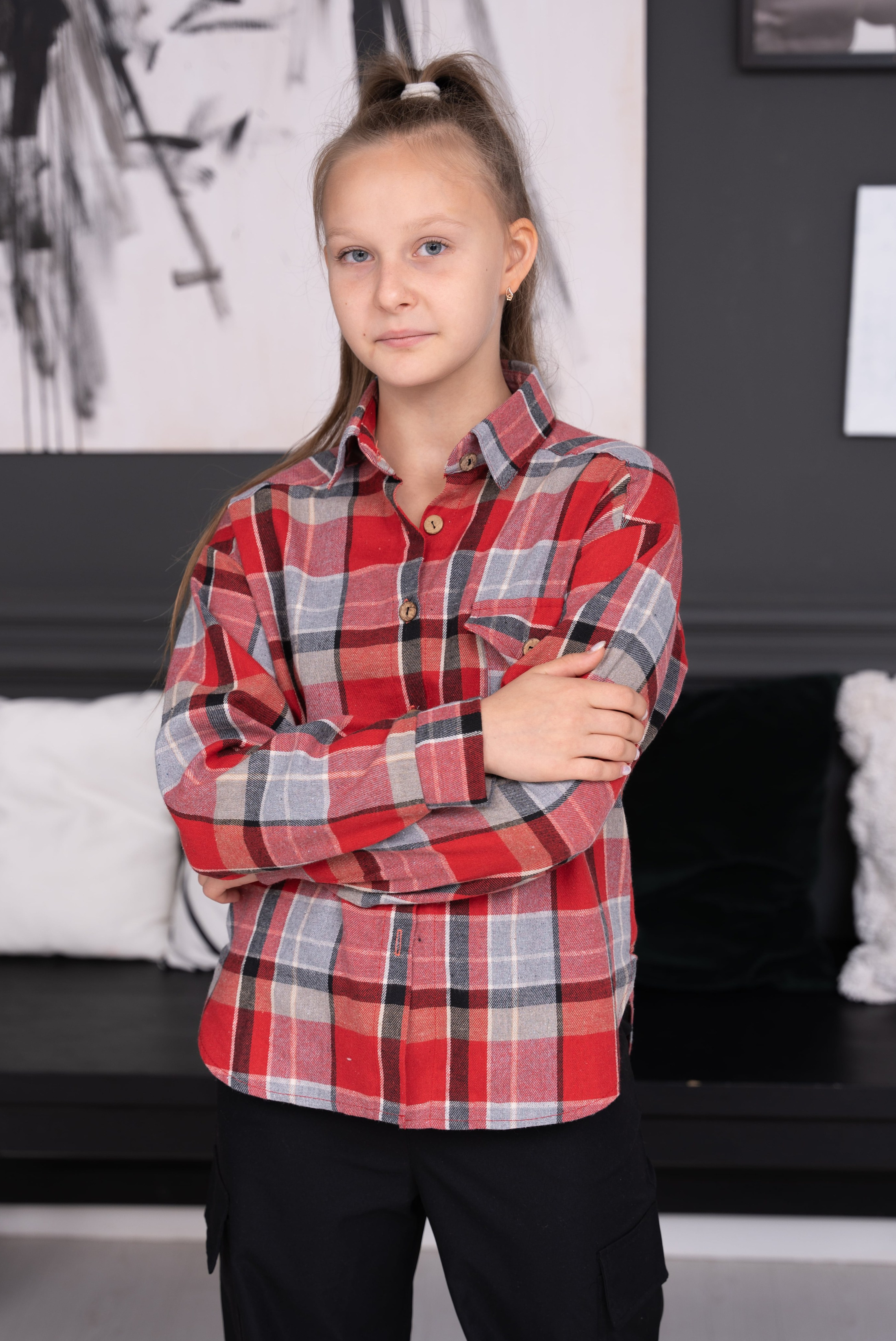 Предметное фото детской одежды - модные наряды для повседневных приключений.