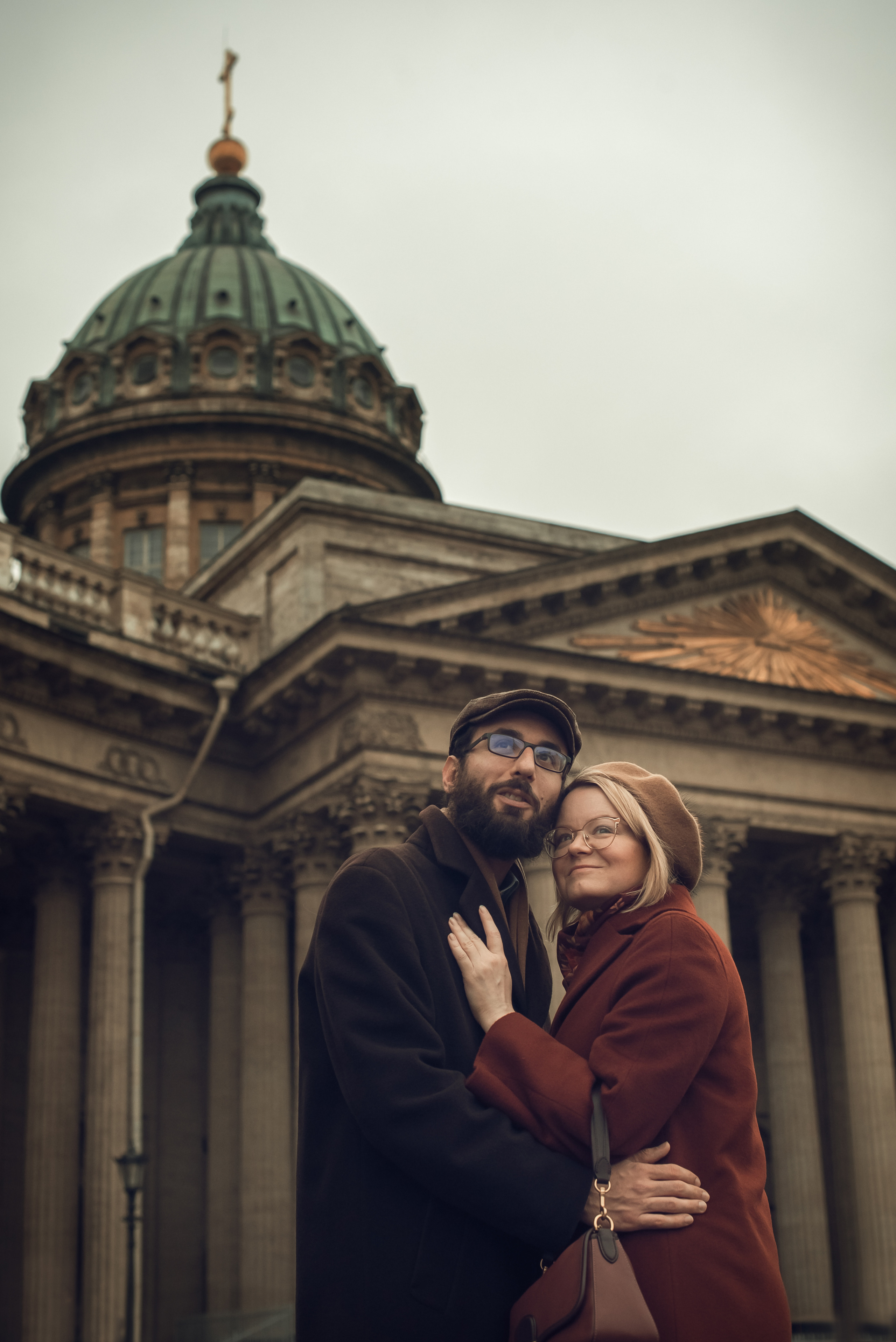 фотосессия на фоне достопримечательностей в Санкт-Петербурге