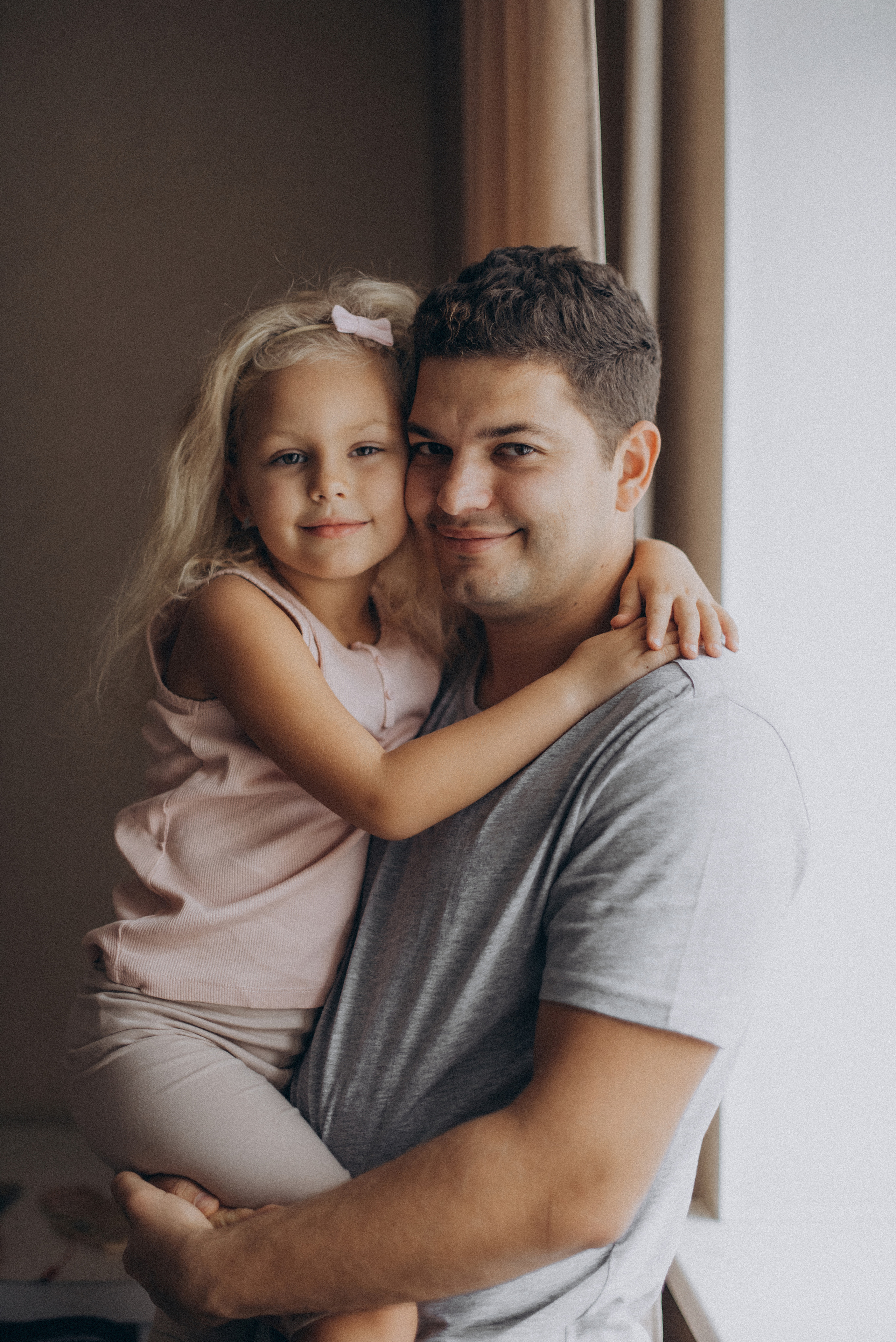 Дочка и папа дома у окна 