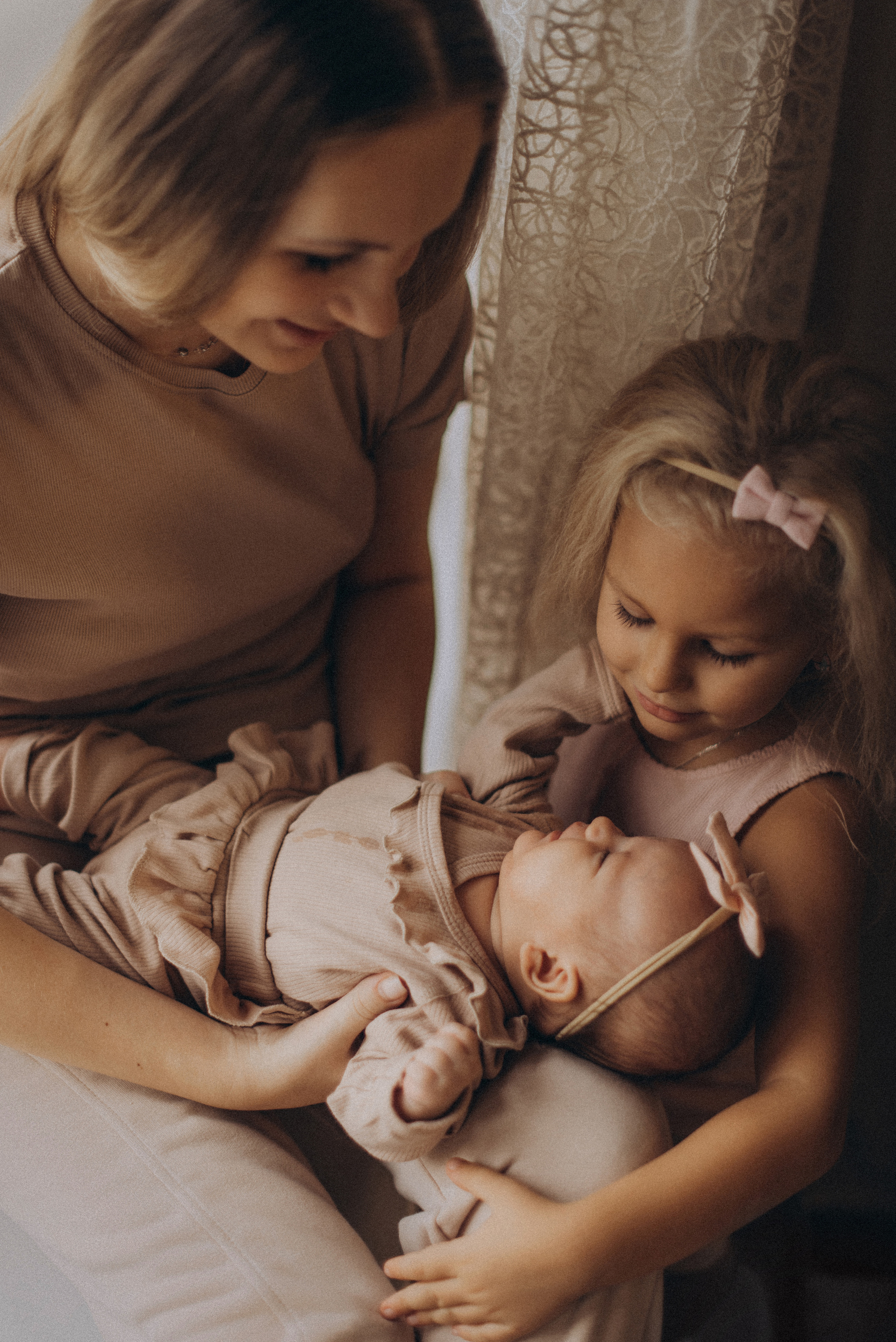 Мама общается с дочками