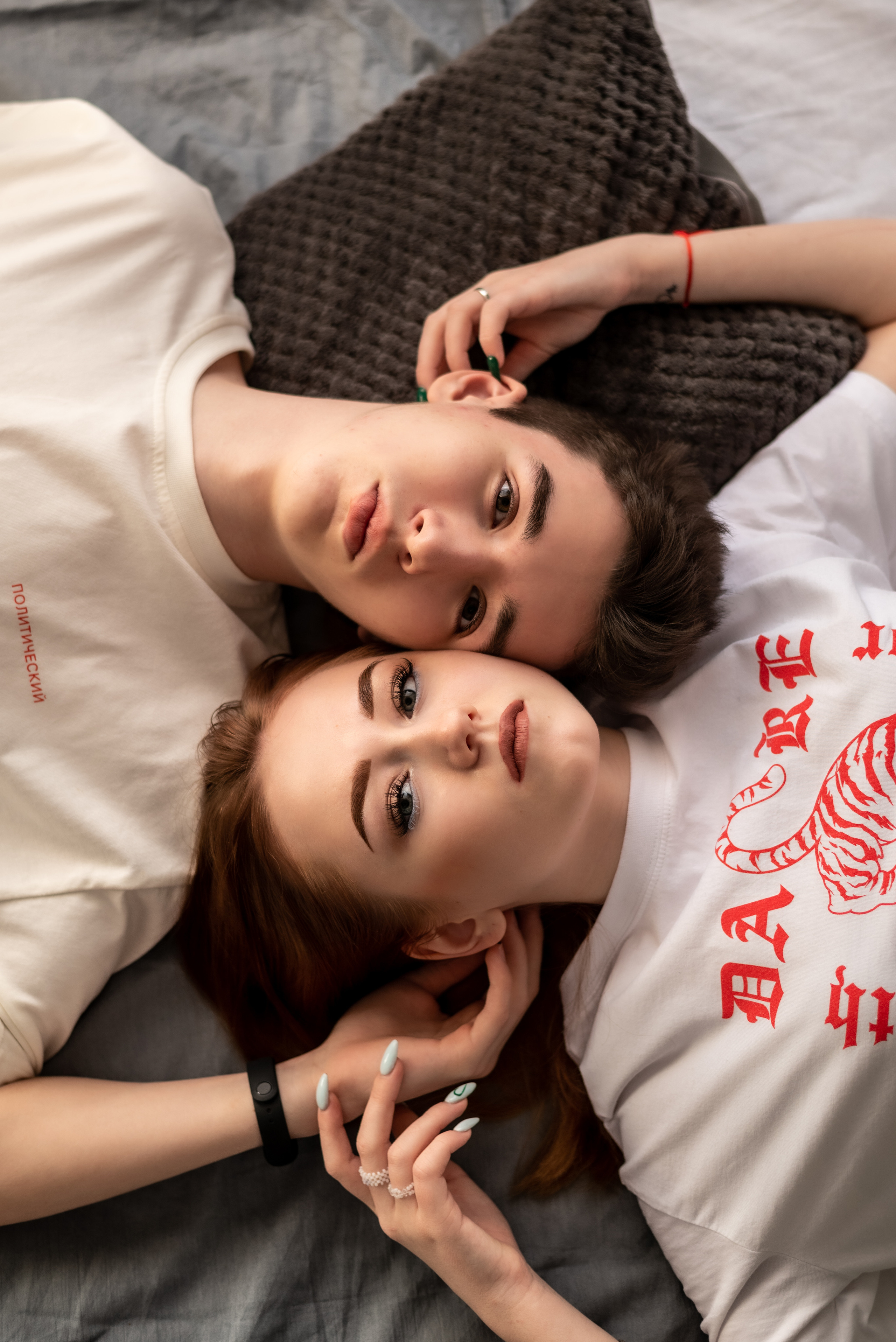 влюбленная пара лежит прижавшись щеками