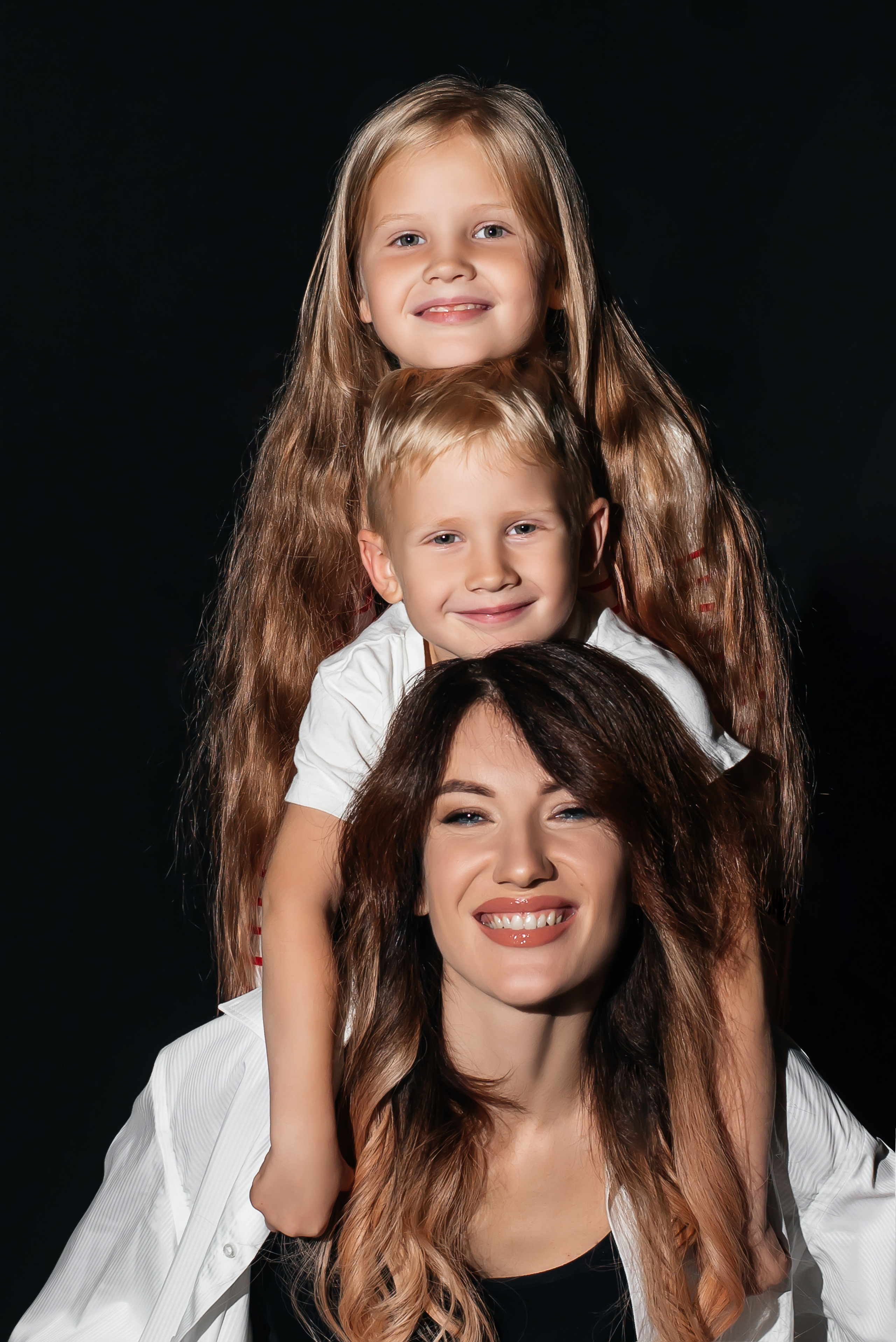 Студийная семейная съемка на черном фоне. Свадебный фотограф  Калининград | Москва|