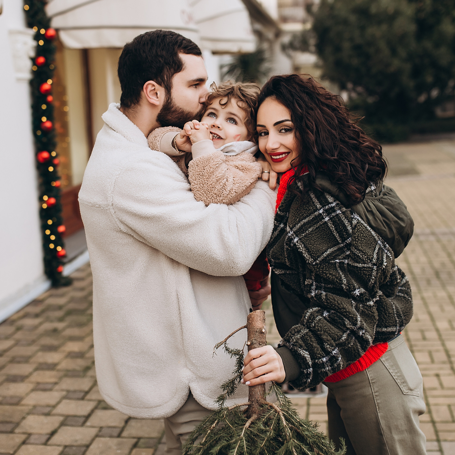 Мама и дочь в красивых платьях с букетом сирени
