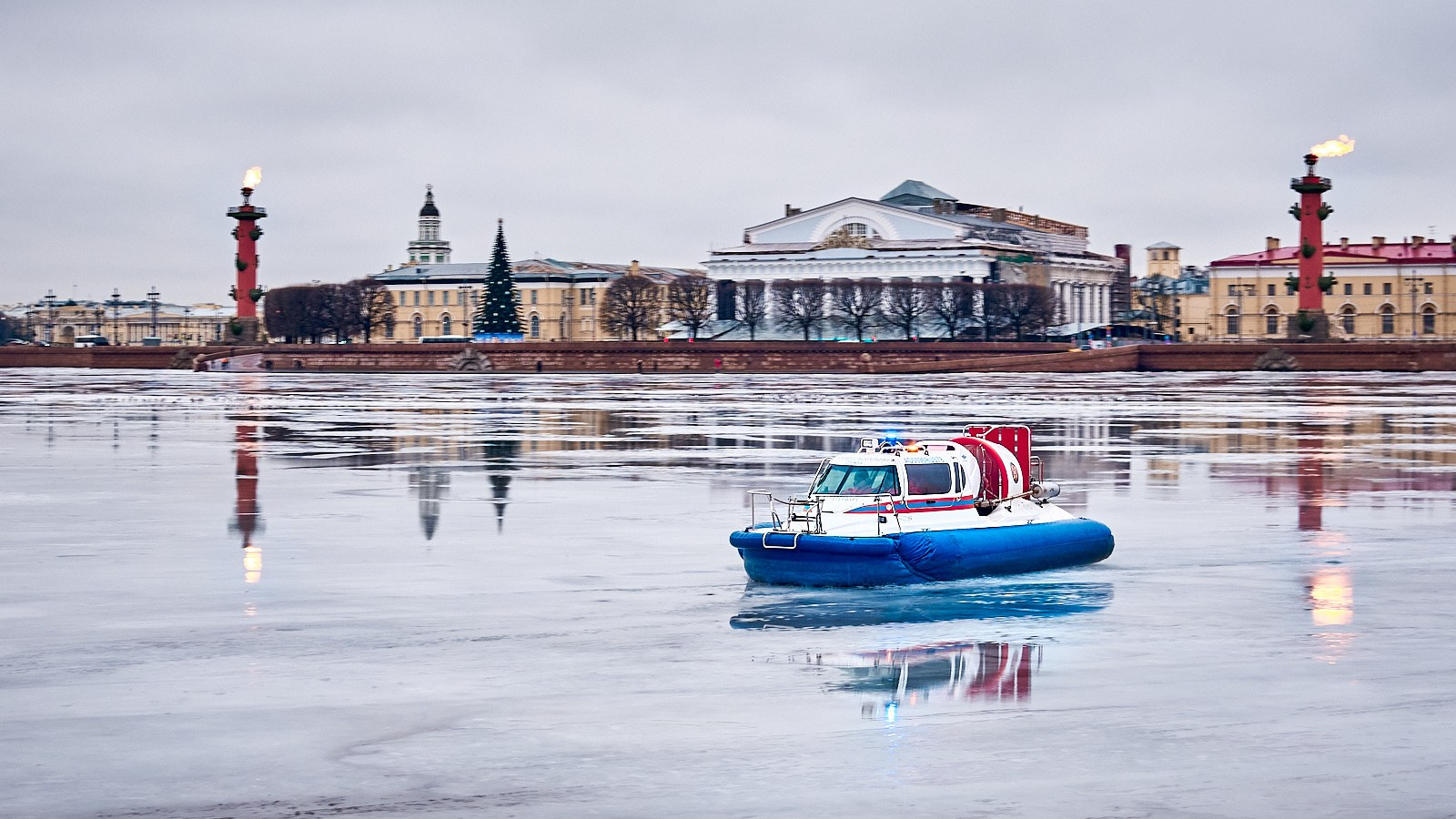 Фотопрогулка на день снятия блокады: фундаменты, чайки, Новый год и др. НЕЙРО-АРТы Воеводова