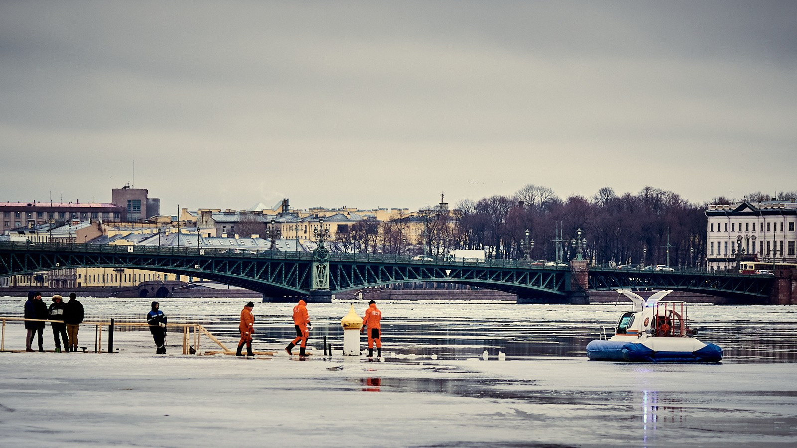 Фотопрогулка на день снятия блокады: фундаменты, чайки, Новый год и др. НЕЙРО-АРТы Воеводова