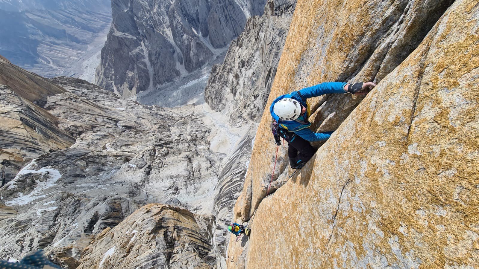 Вечный огонь на Безымянную Башню Транго (6251 м), 600 м, VI, 7b+, A2. Премия Стальной Ангел