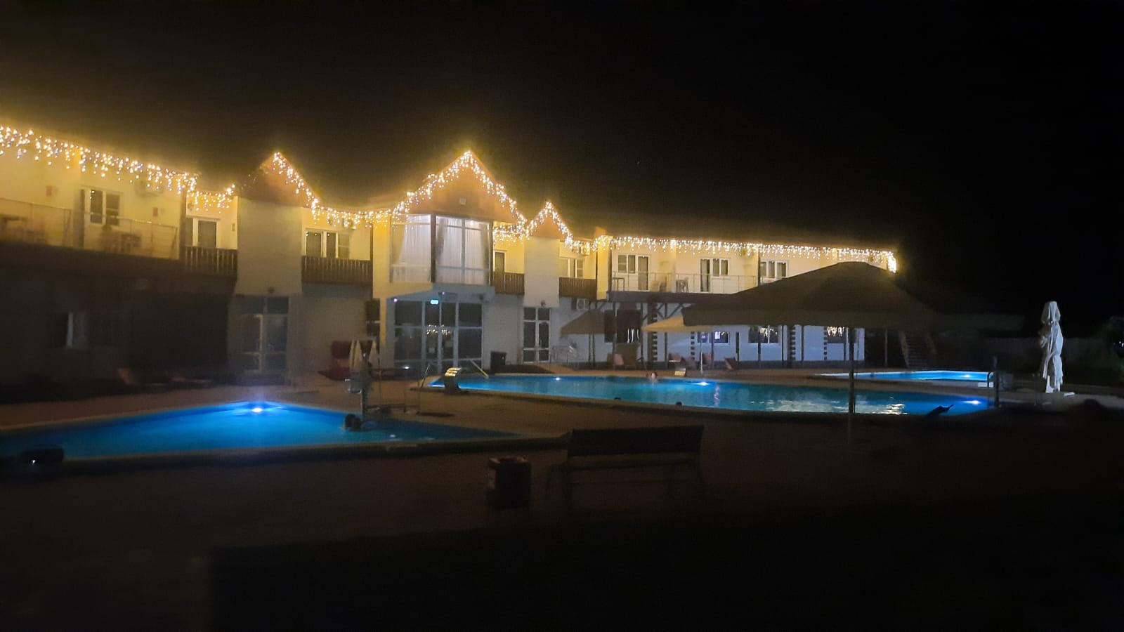 Вечерний вид на бассейны горячего источника Золотой ключик