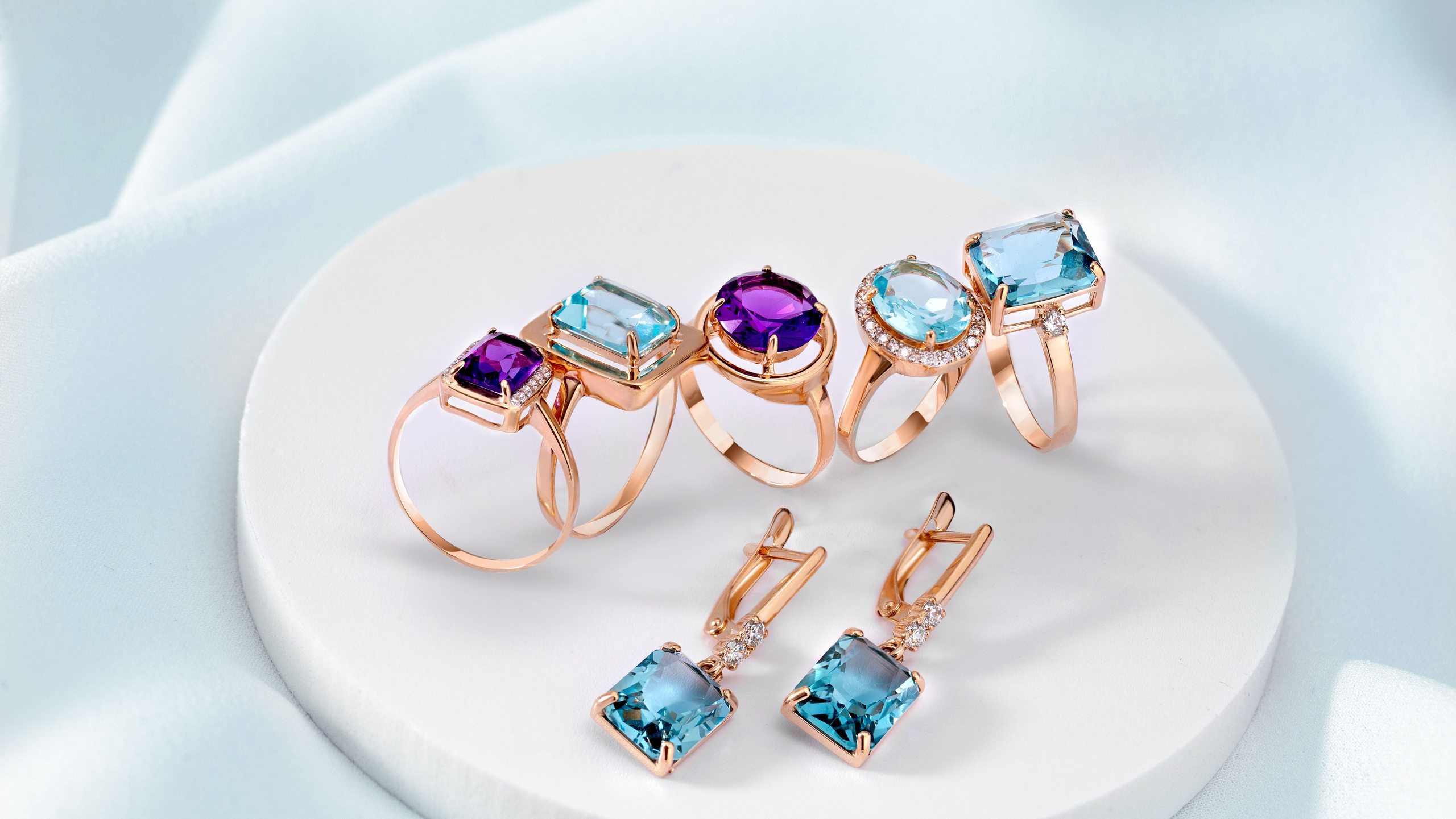 Брендовая футболка белого цвета с красным логотипом и с джойстиком плэйстэйшн на сером фоне