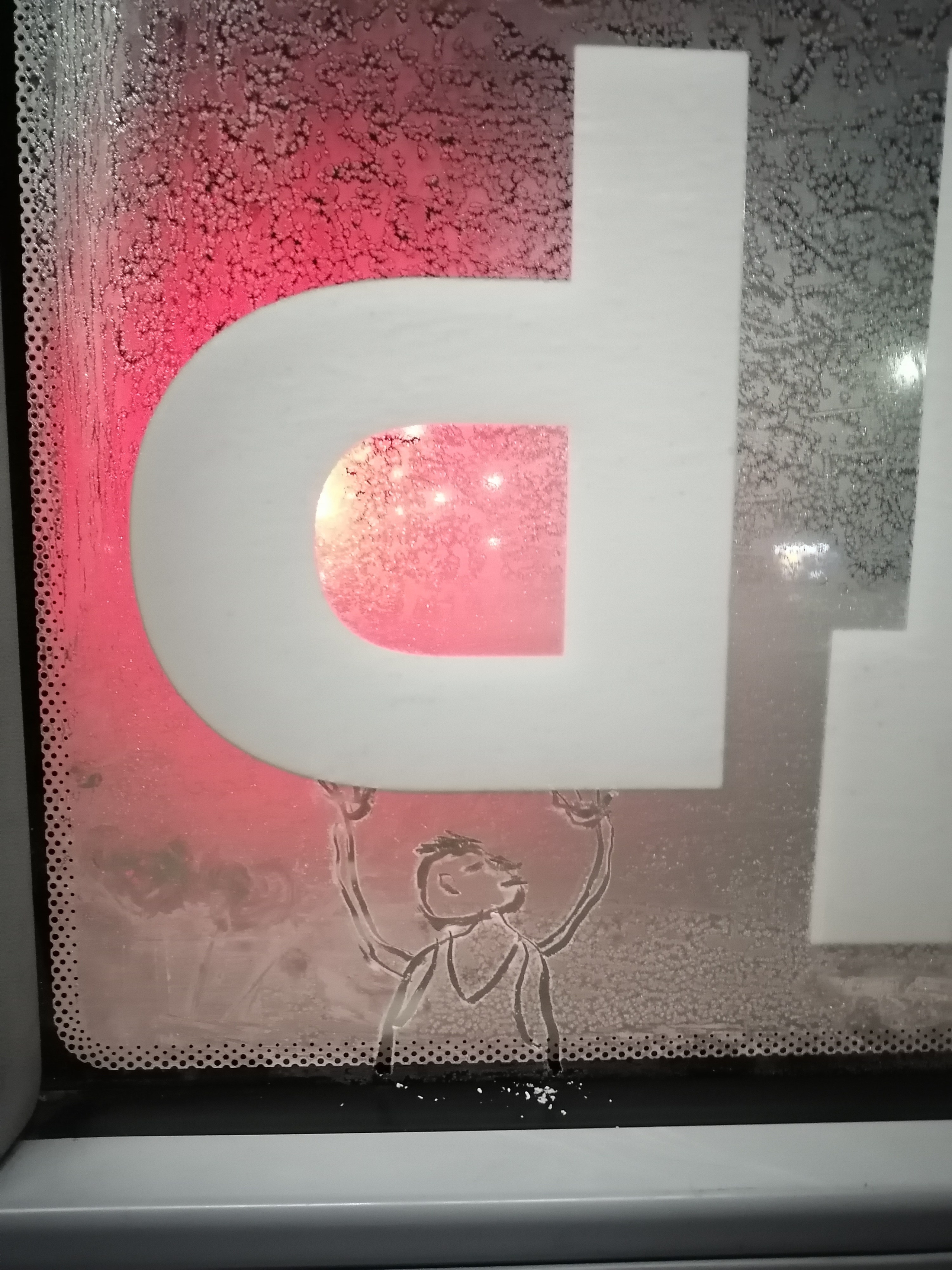 Рисункинаокнахавтобуса. Художник Рыбак Николай