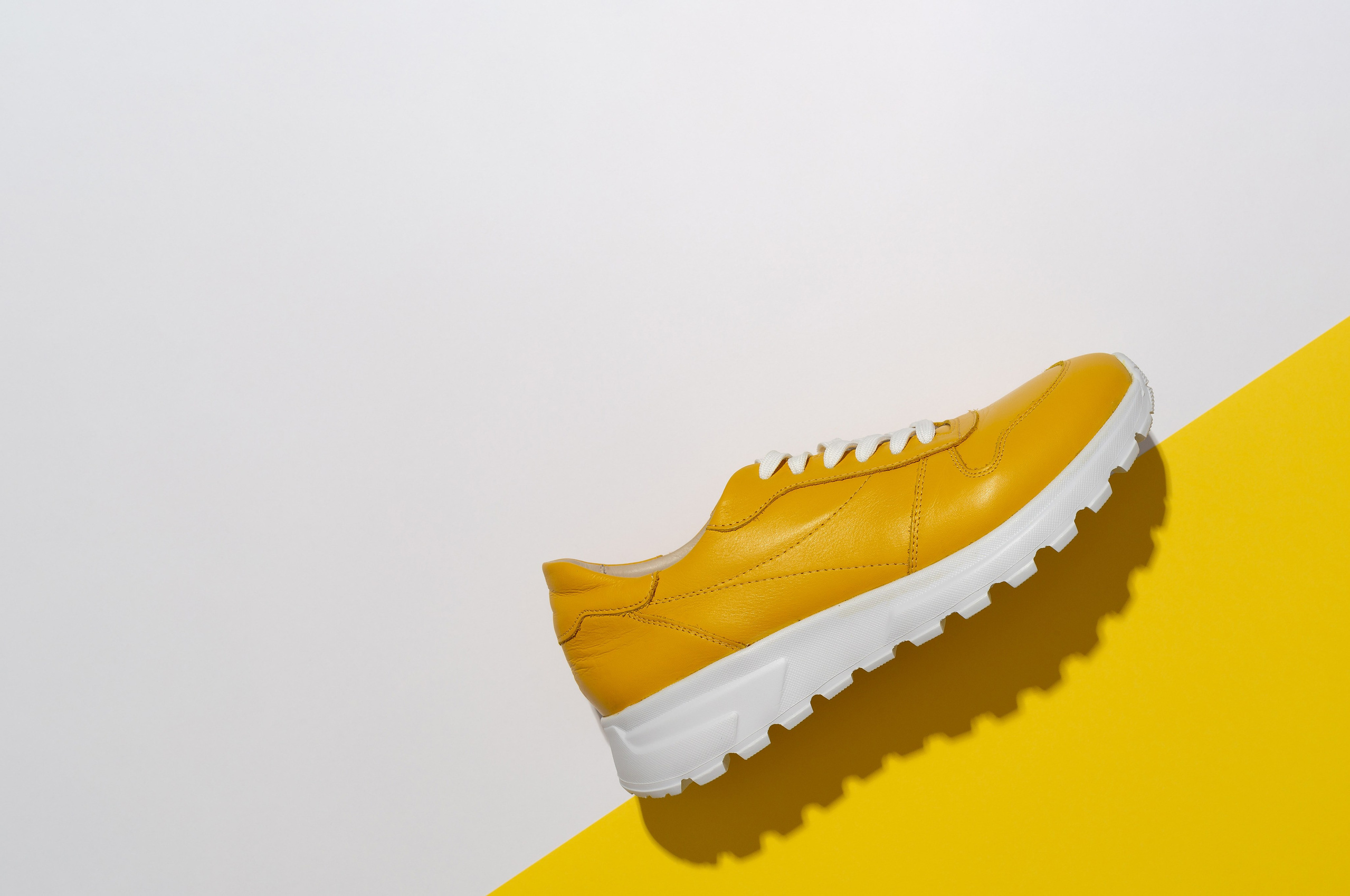 Фото для сайта в контрастном освещении, креативная съемка