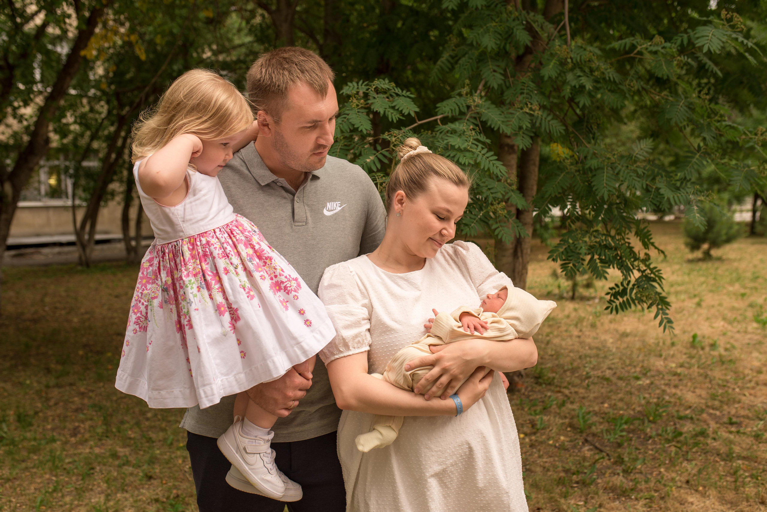 фотосессия выписки из роддома, фотограф на выписку в Екатеринбурге