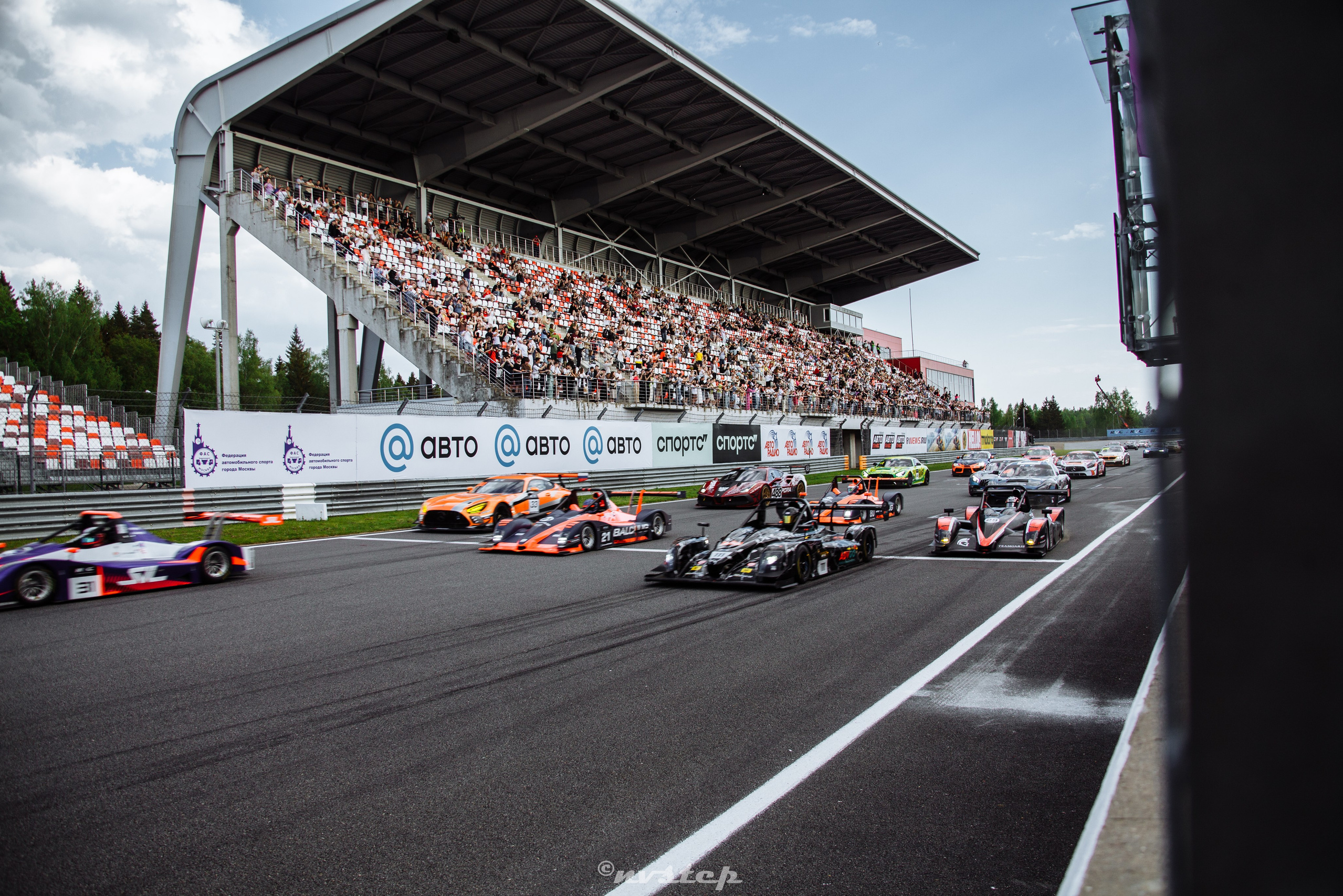 Российская серия гонок на выносливость ярко открыла сезон гонкой Гран-при Авто Mail. Мультижанровый фотограф в Москве Наталия Степанова